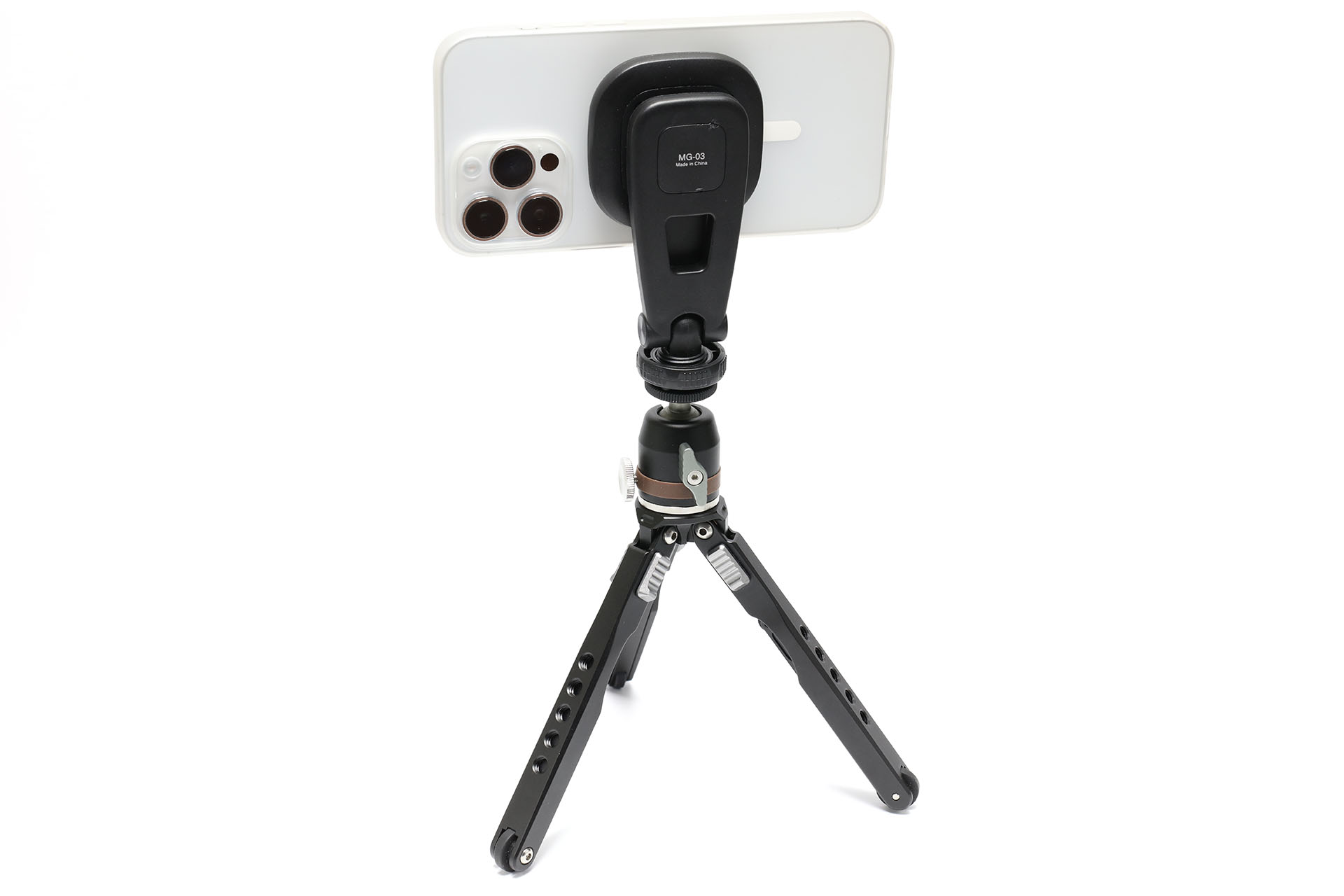 スマートフォンを装着。MagSafe吸着力は強い部類だと思う。