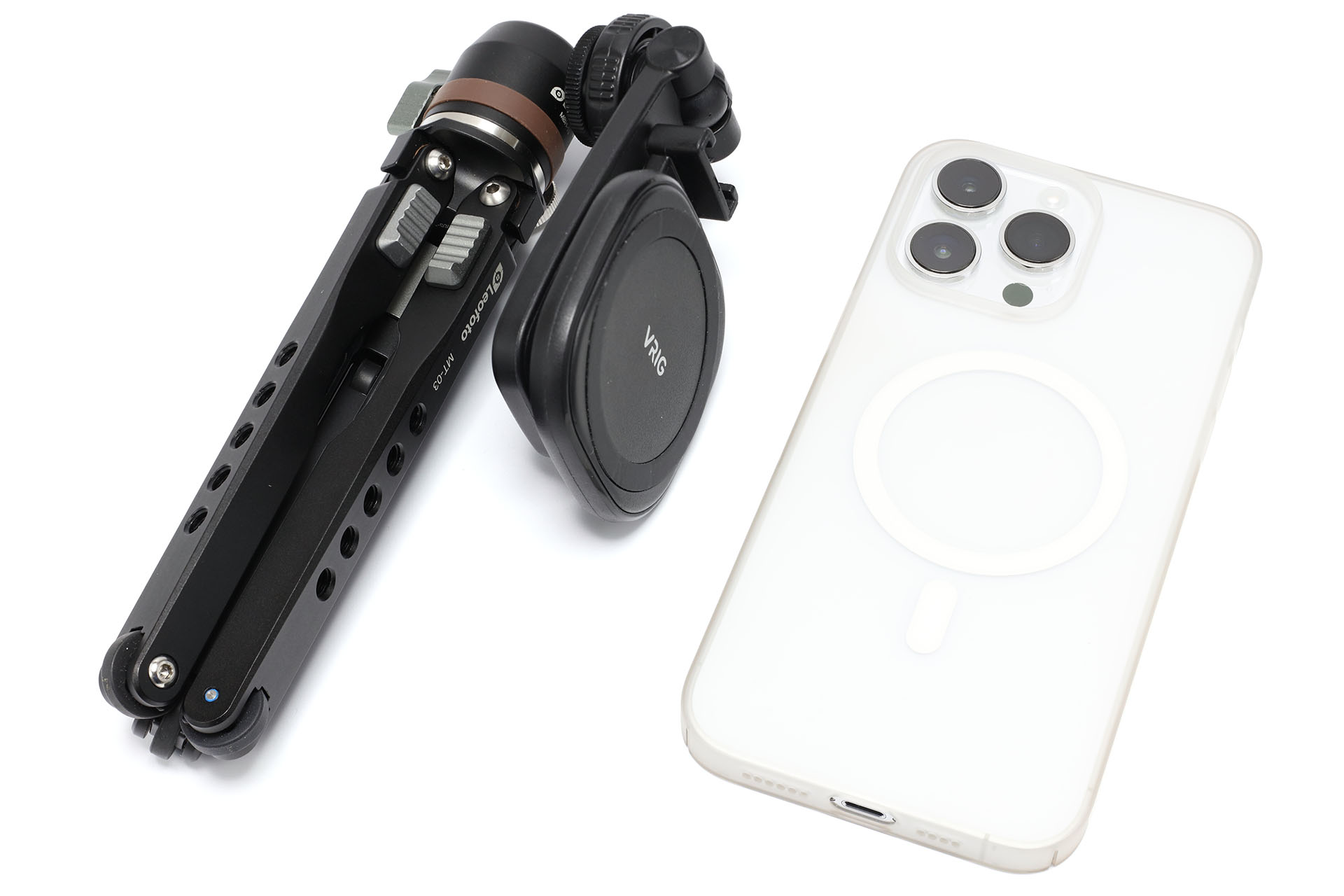 ホルダーを三脚に装着したままでもややコンパクトに折りたためた。