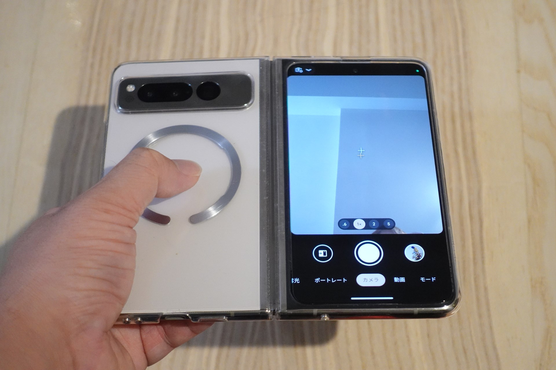 背面自撮り時にクイックタップでカメラ撮影できたら便利そう