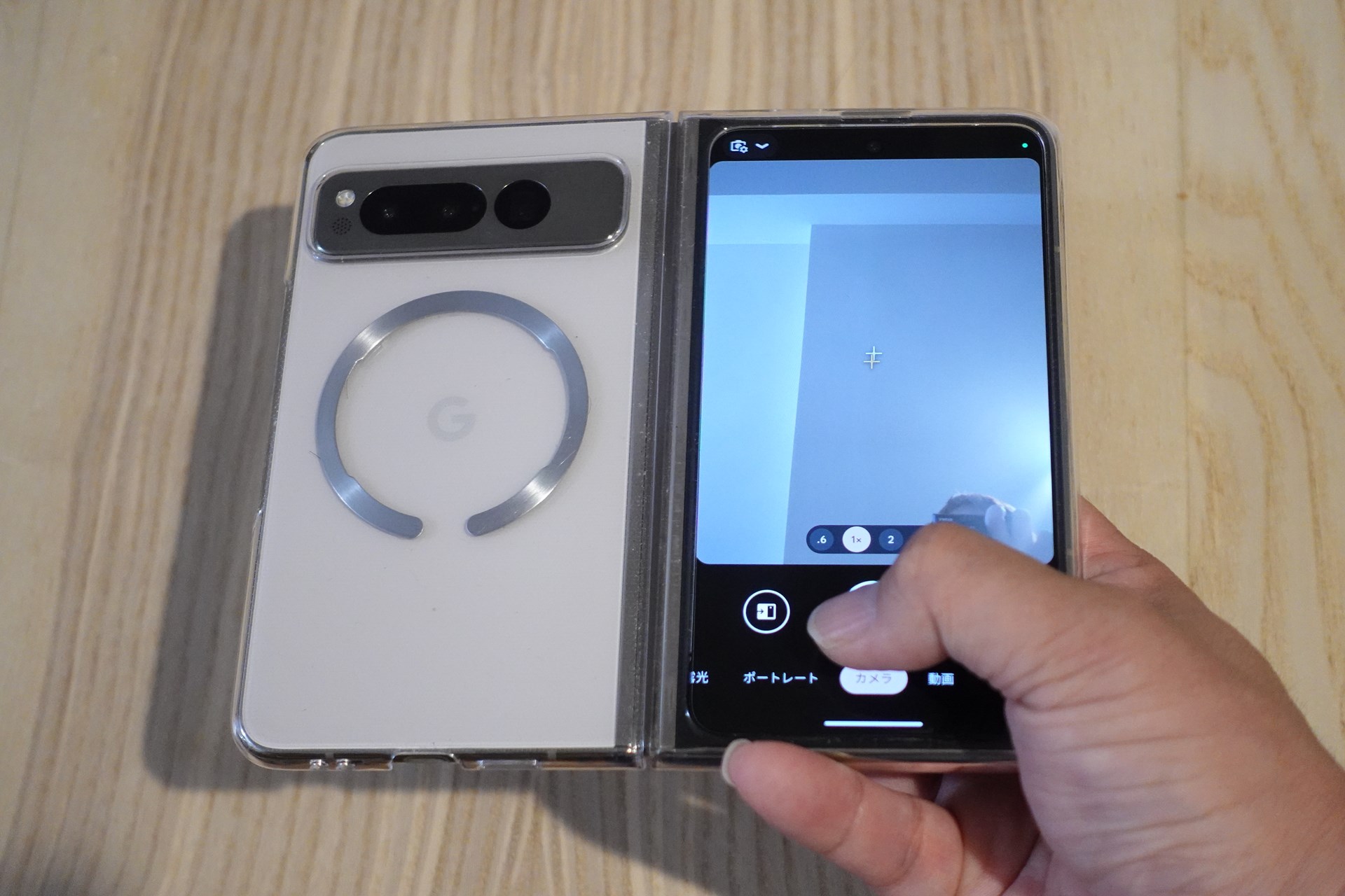 シャッターボタンが下にあるため片手持ちは不安定