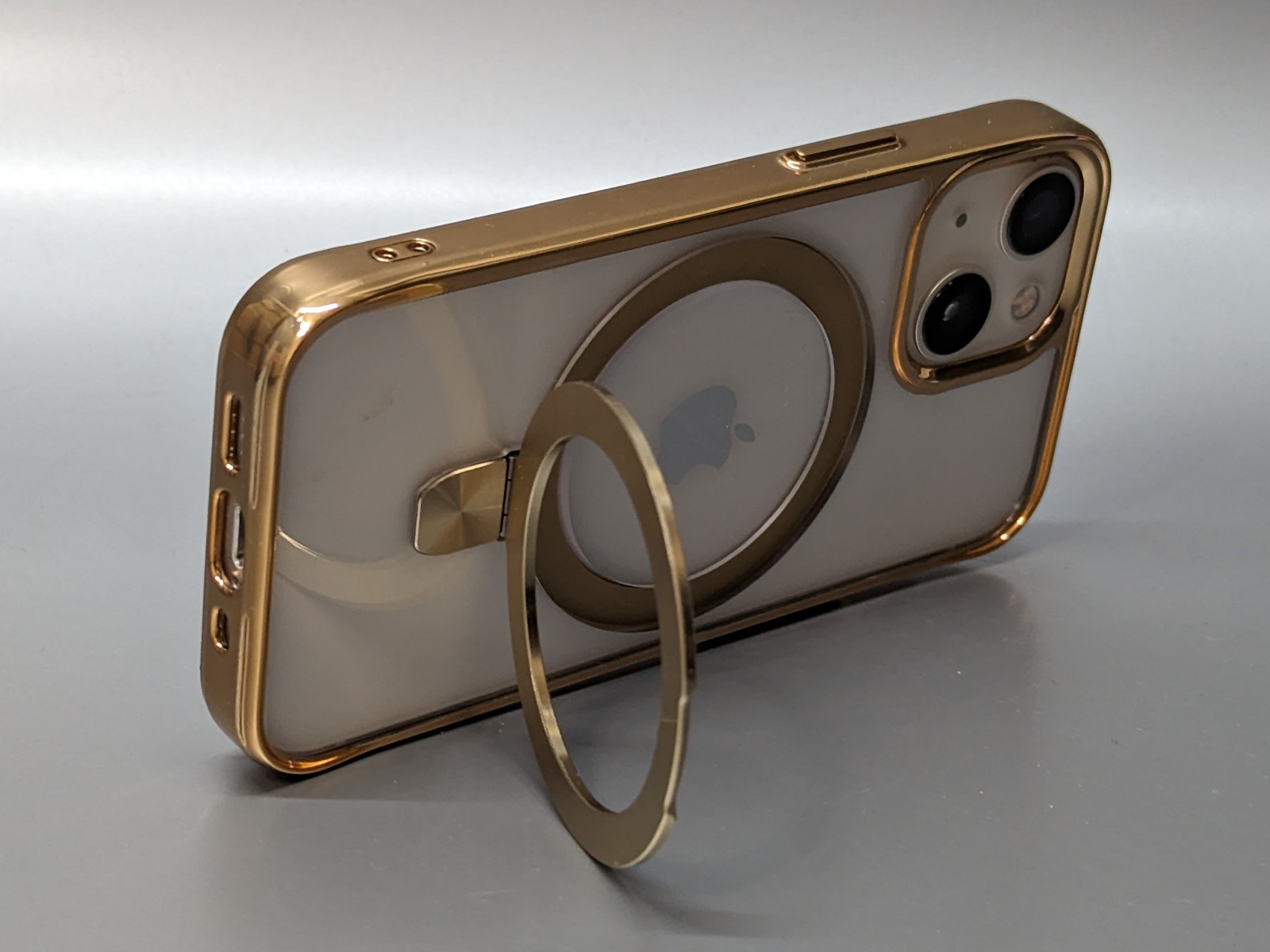 横向きに立てることもできる。ただしこちらは角度調整の自由度が低い