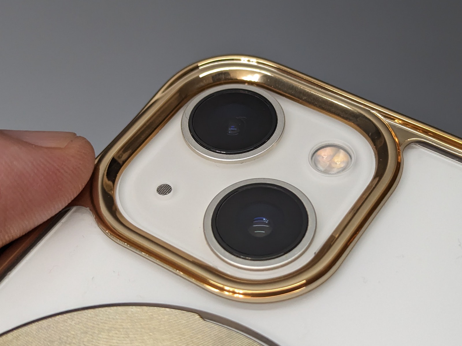 カメラ部の縁もかなり厚みがあり保護性能は高そうだ