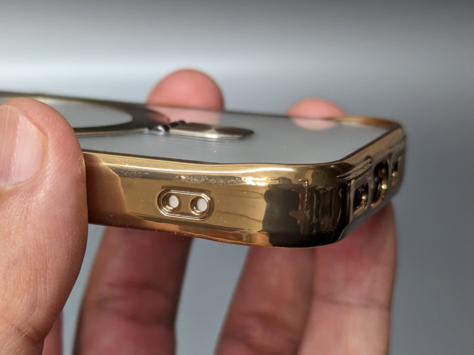 ストラップホールが左右両側に用意されているのも珍しい