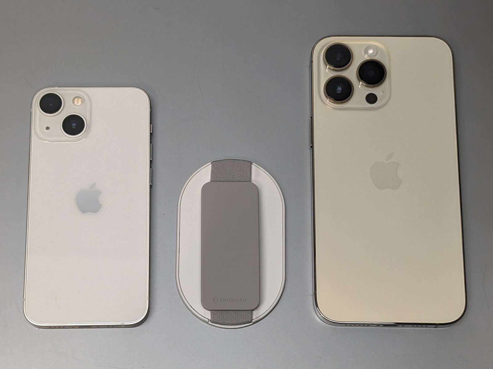 サイズの比較。左がiPhone 13 mini、右がiPhone 14 Pro Max