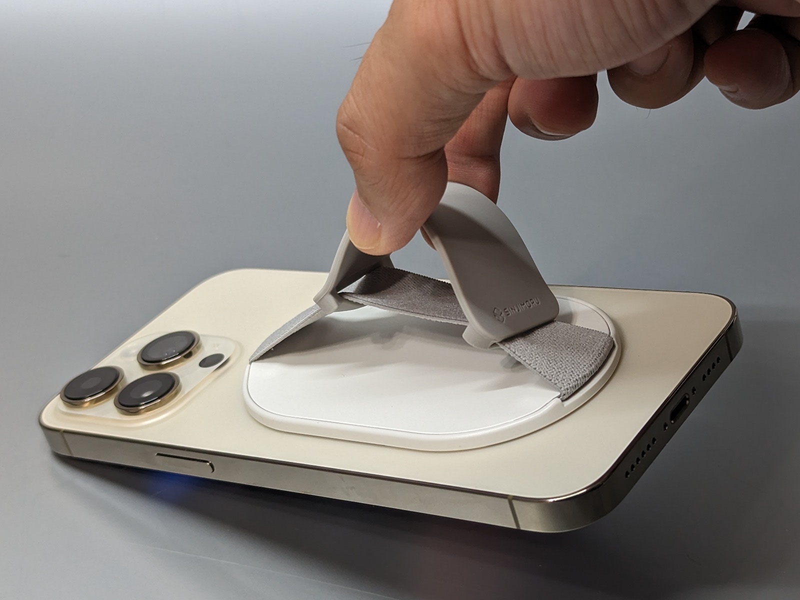 磁力はかなり強力で、持ち上げる程度ではびくともしない