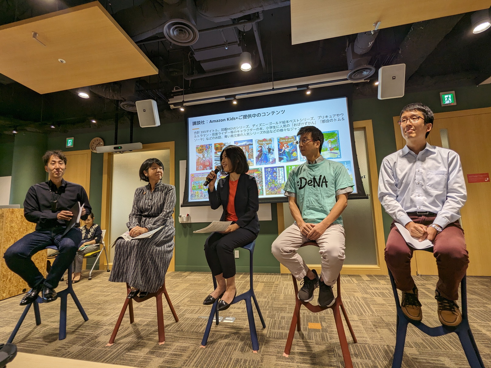 説明の場では子供向けコンテンツに携わる各社によるパネルディスカッションも。左2番目から朝日学生新聞社 高田圭子氏、講談社 太田美千子氏、ディー・エヌ・エー 末広章介氏、ワオ・コーポレーション 小林大陸氏