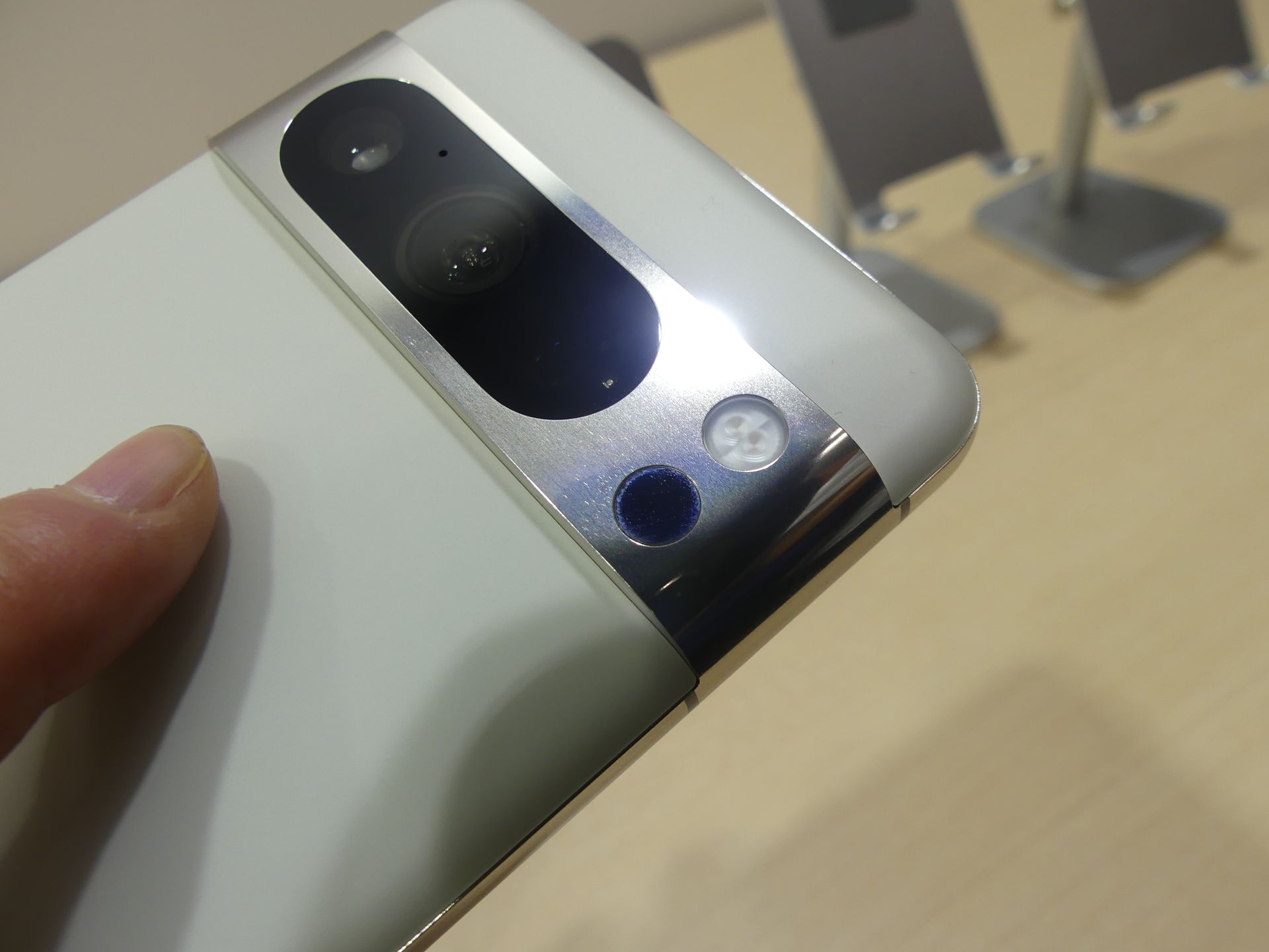 Pixel 8 Proは背面カメラの隣、ライトの下に温度センサーを搭載。