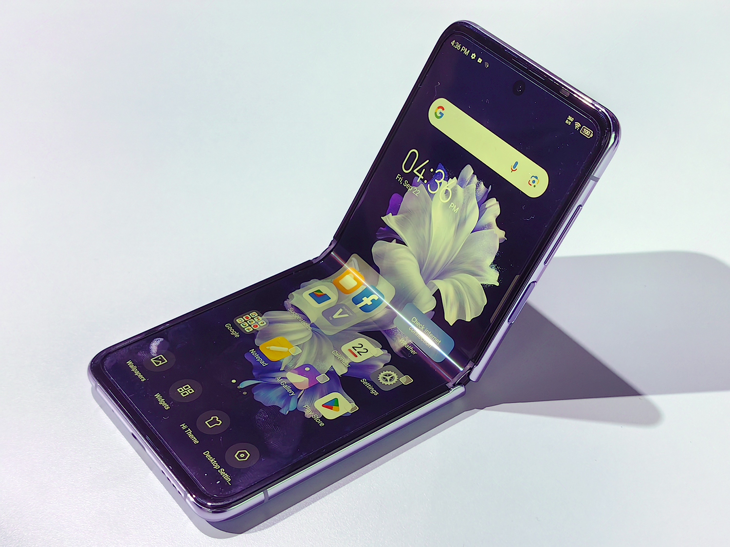 開けば6.9インチディスプレイのスマホになる