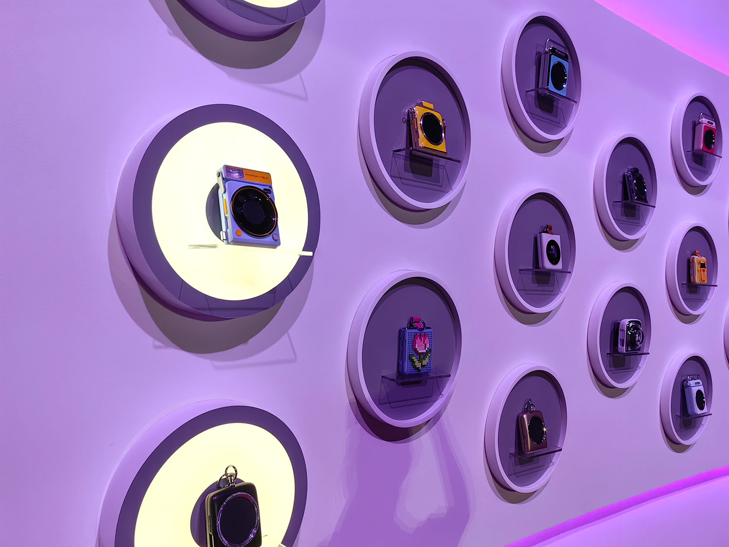 Phantom V Flip 5Gのケースがずらりと展示