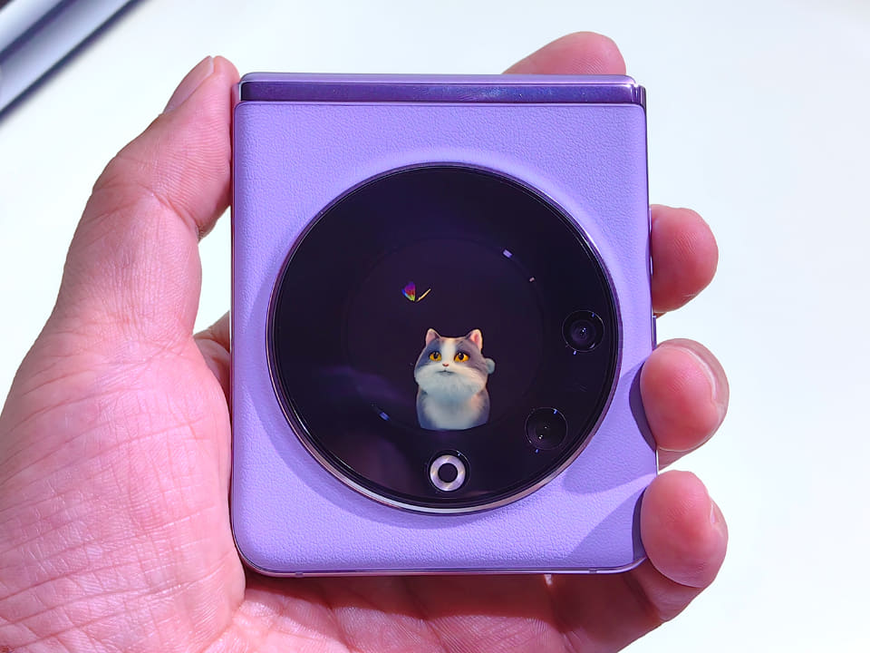 アナログ電話やポラロイド風、ケースが楽しいフリップスマホ