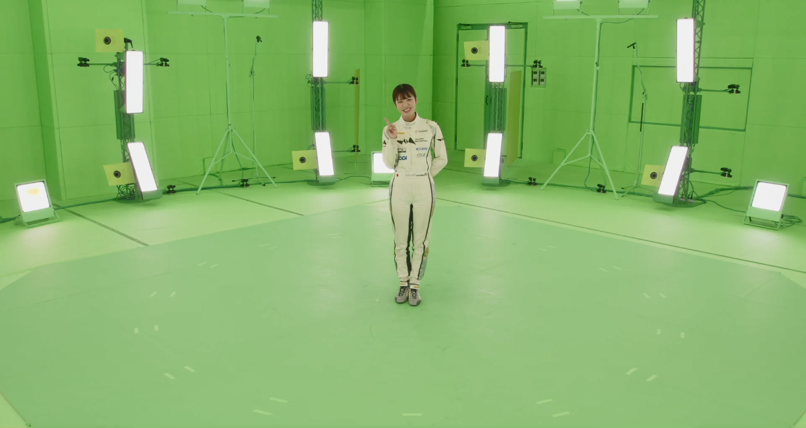 上＝ボリュメトリックビデオ技術で3D動画を撮影中の梅本まどか選手。下＝Wellpine MotorsportのGRヤリス
