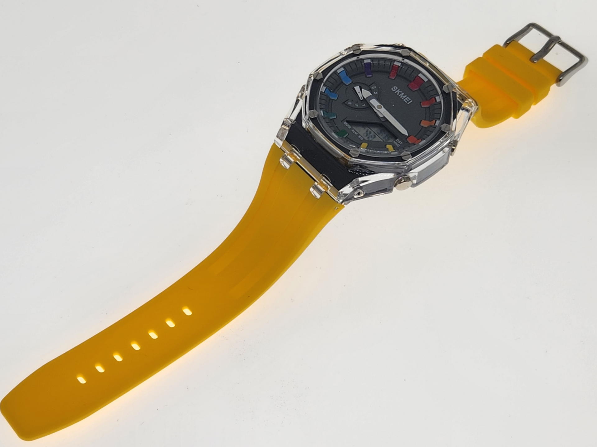 約10種類ほどバリエーションのあるSKMEI腕時計の中から筆者が気に入ったのは黄色いシリコンバンドの8角形のベゼルカラフルなインデックスのアナデジウォッチだ