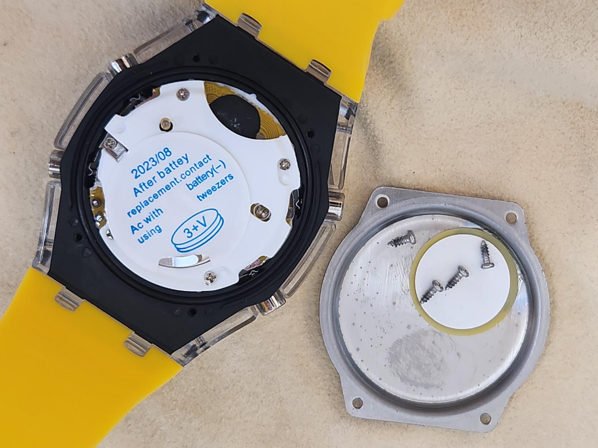 駆動バッテリーは日本のどこでも50円～100円で入手できるCR2016を使う