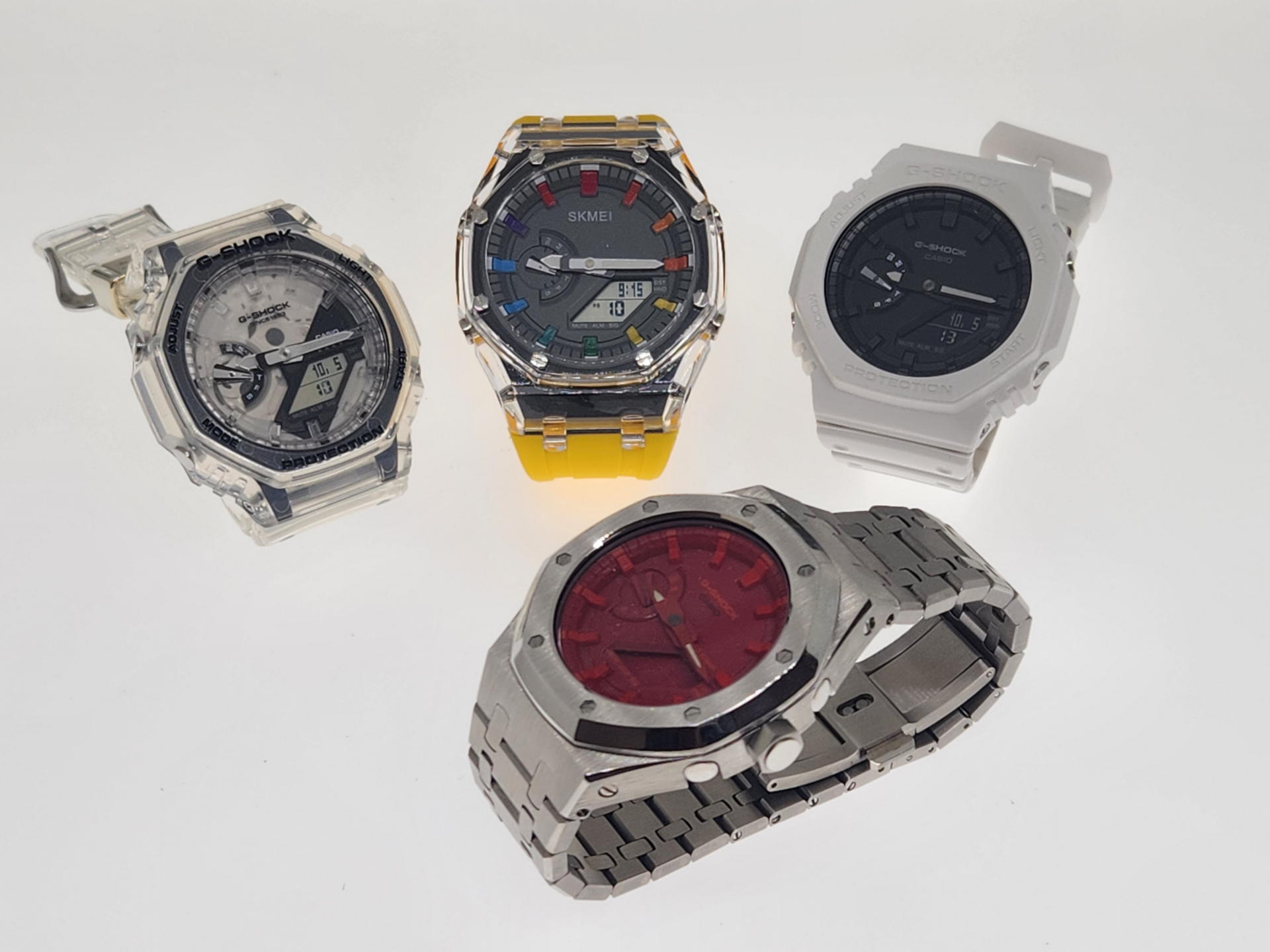 筆者も3本ほど持っているGA-2100似だがSKMEIは少し大きく実際に持ちとかなりイメージは違う。最近はGA-2100の外観を自由に改造するキットが国内外で売れている