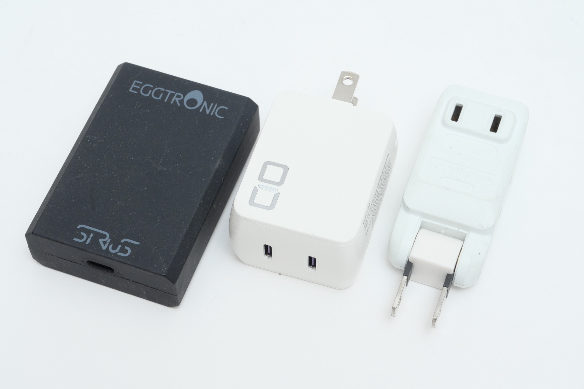 筆者が外出時に持ち出している、65Wの充電器2個と小型のACタップのセット。それぞれは小さく軽い。