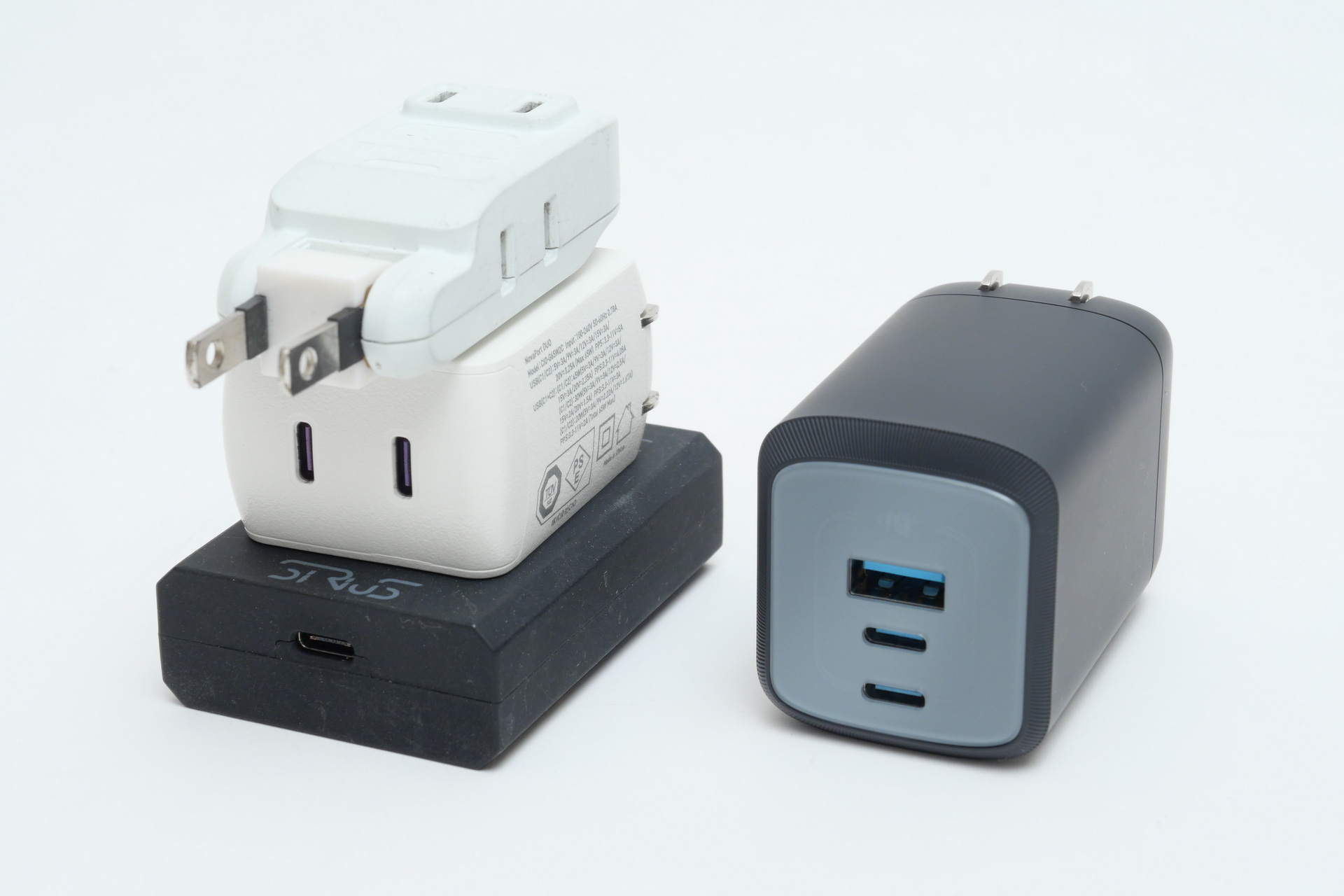 単体では大きいと感じるが、これまでの充電器セットと並べると体積はだいぶ小さくなった