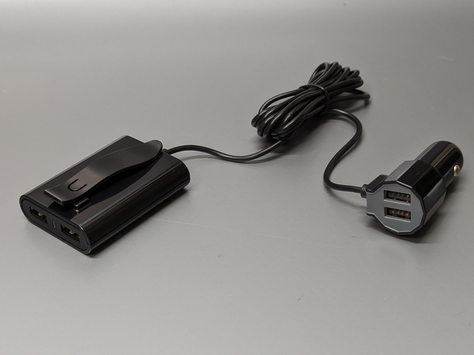 本体部とカーチャージャー部がケーブルでつながった構造。ケーブル長は約2m