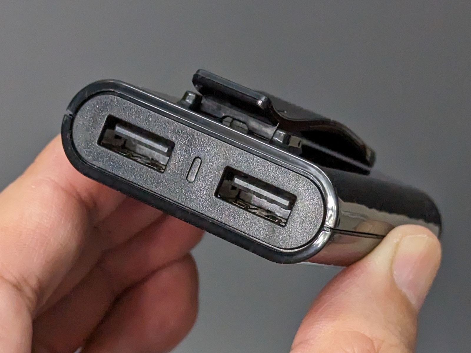 本体部。2ポート合計で3.1Aを供給できる