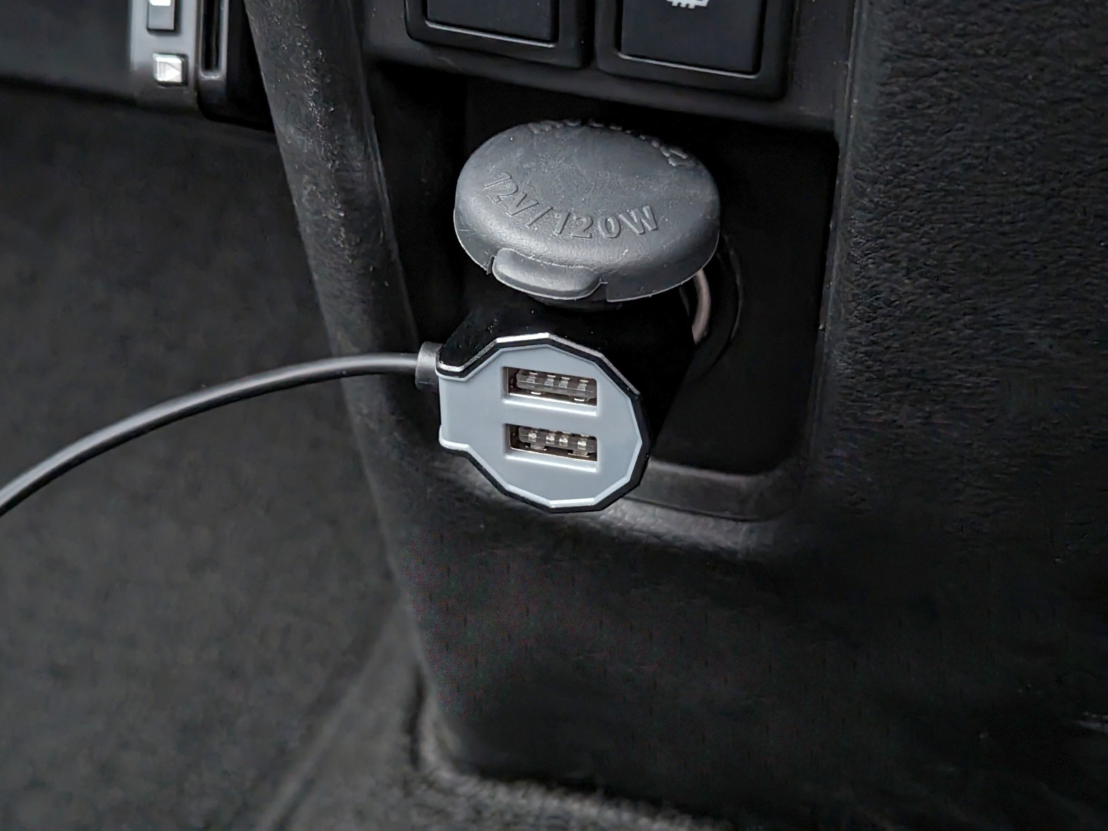 まずはカーチャージャー部をシガーソケットに差し込む。ここからも2ポートの充電が可能