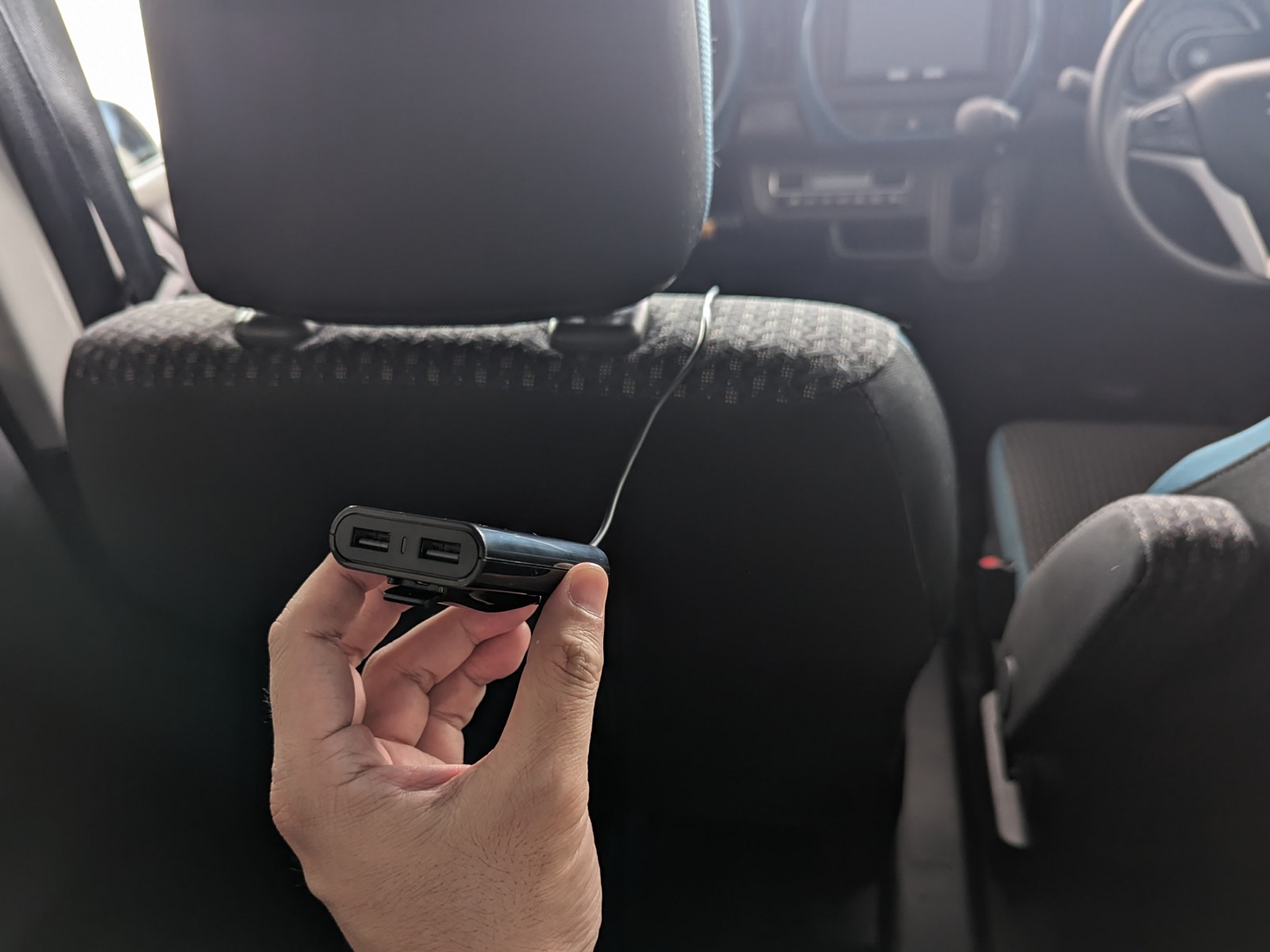 本体部は後部座席まで延長できる。こちらもやはり2ポートの充電が可能