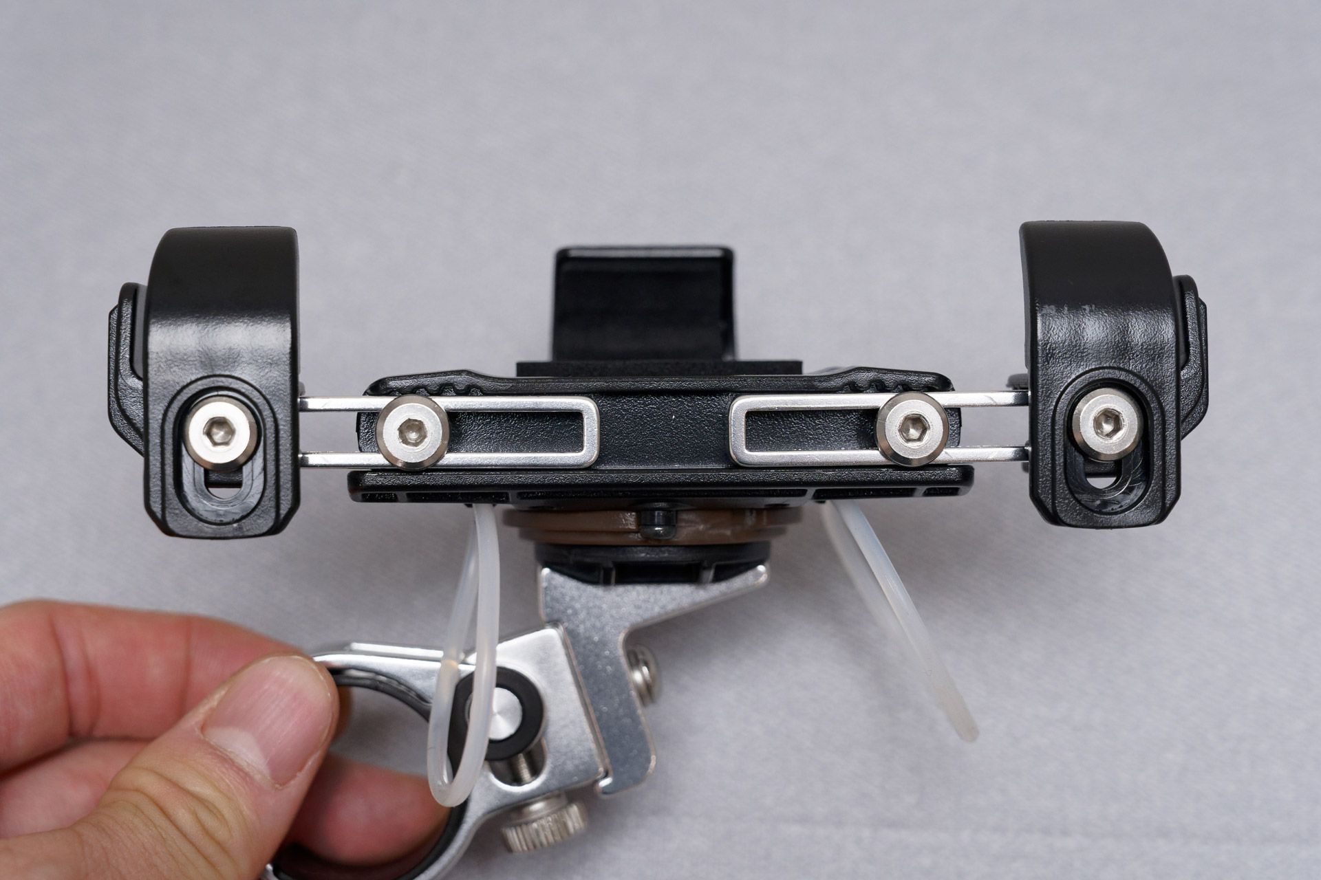 レール状のところにあるねじを緩めることで縦方向の広さを変えられる。左右端のねじは爪の高さ調整用