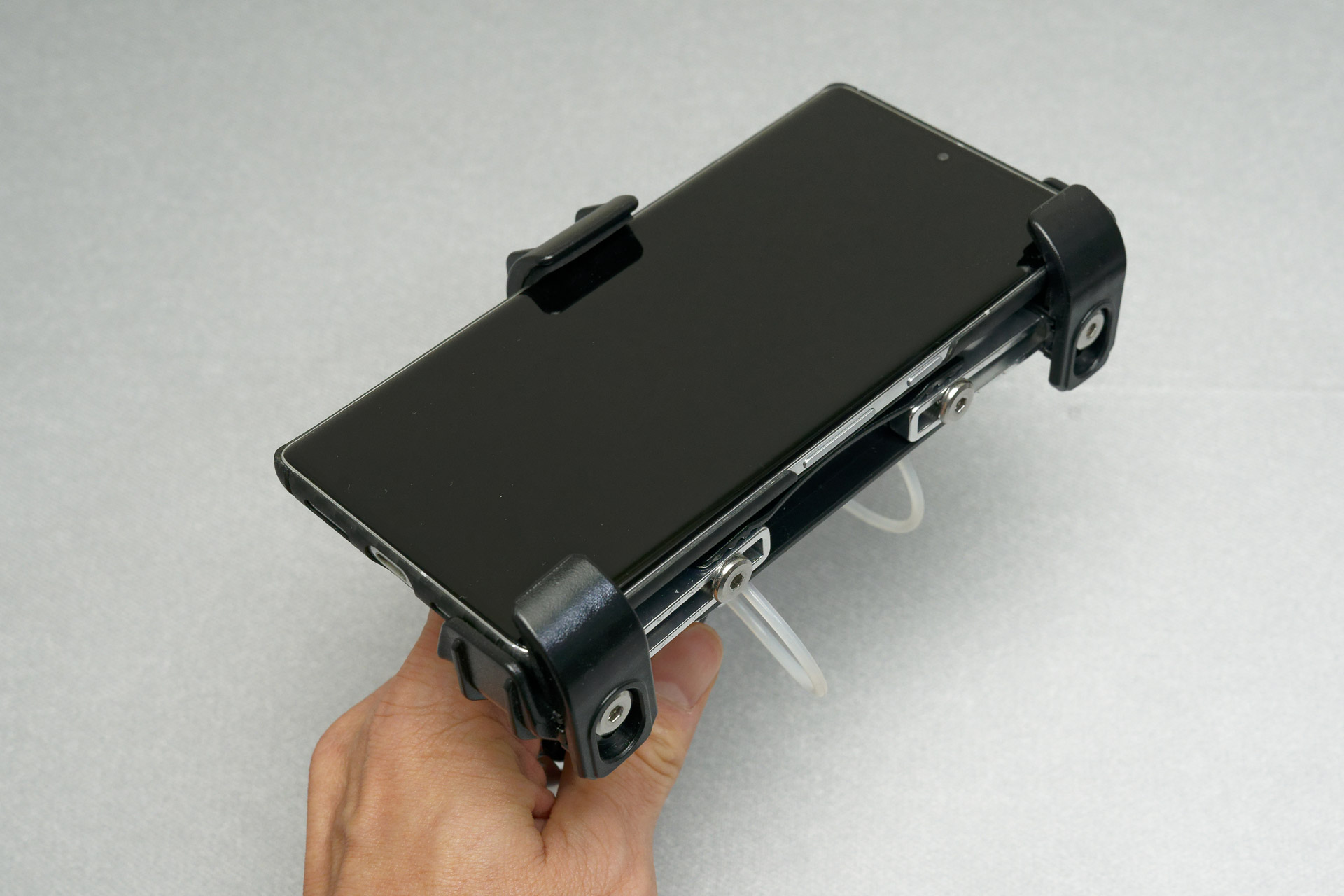 （薄めの）ケース付きPixel 7 Proも問題なく固定