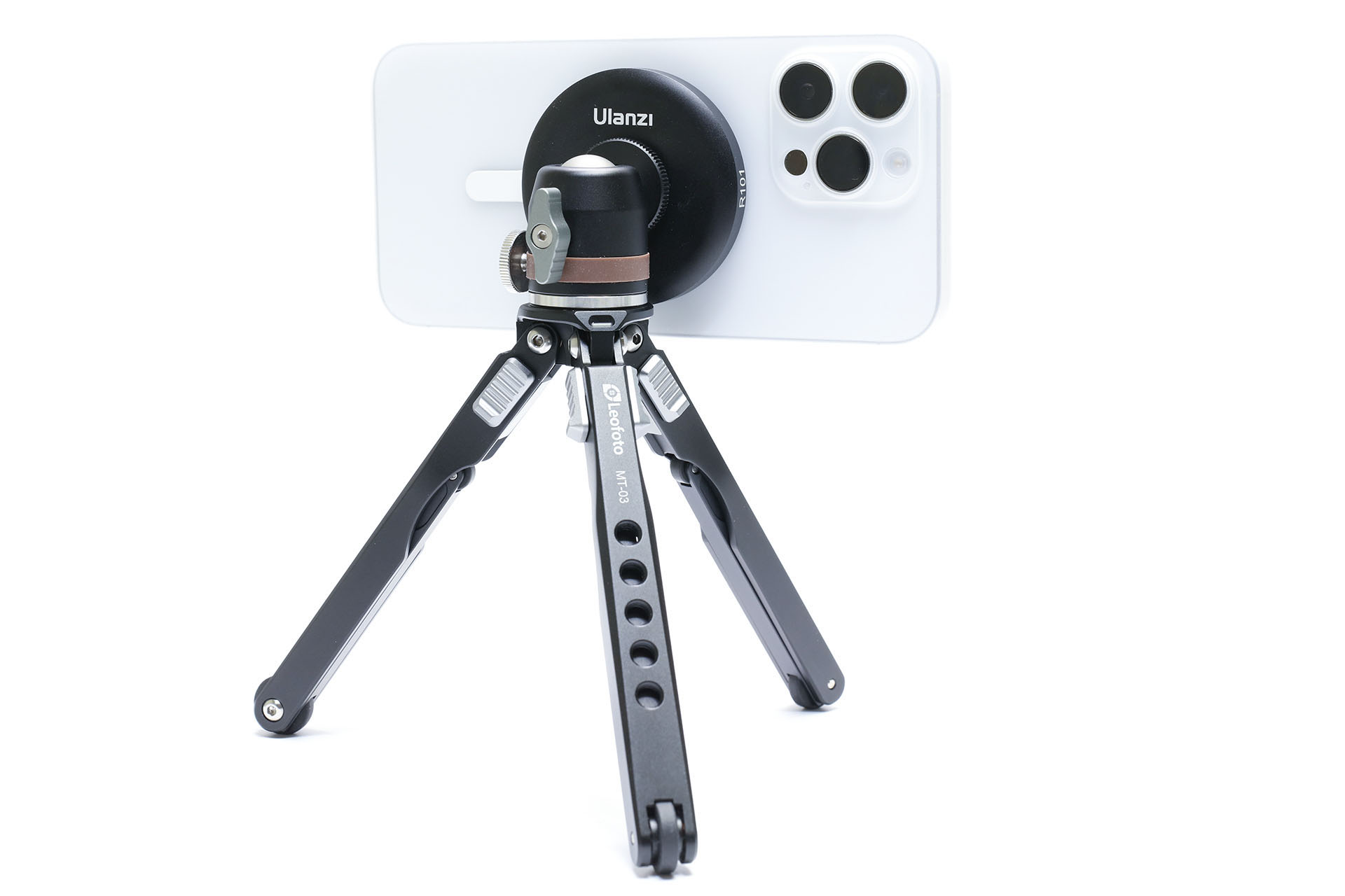 ミニ三脚に<a href="https://www.amazon.co.jp/dp/B0B7MTCSQF" class="strong bn" target="_blank">ULANZI「R101」</a>という汎用のMagSafe対応マウント（Amazonで2699円）を装着。ミニ三脚に手早くMagSafe対応スマートフォンを着脱できる。ただ、超広角撮影をするとミニ三脚の一部が写り込むという問題があった。