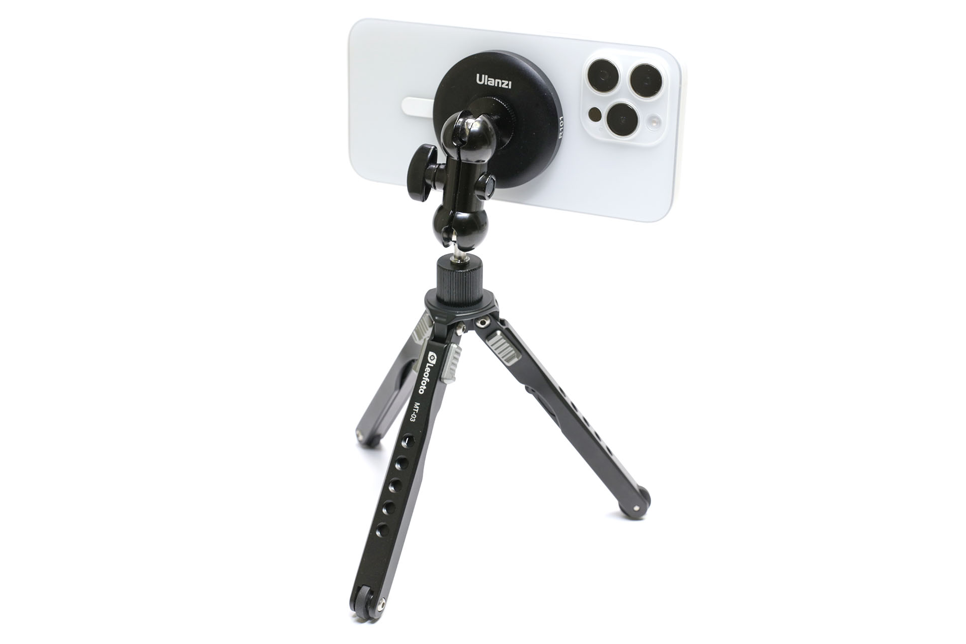 そこでMagSafeマウントとミニ三脚の間にアームを追加。これで写り込み問題は解消。ただ、携帯性を考慮してミニ三脚から自由雲台を外したため、MagSafe対応スマートフォン専用三脚になってしまった。