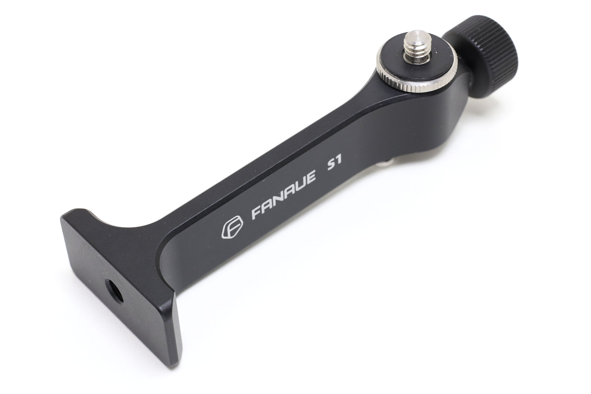 使ったのは<a href="https://www.amazon.co.jp/dp/B0CF258JB2" class="strong bn" target="_blank">「FANAUE 双眼三脚アダプター」</a>で、これもまた三脚などに双眼鏡をセットする機材だ。Amazonで3299円で売られているが、10％オフクーポンがあったので3000円弱で買えた。