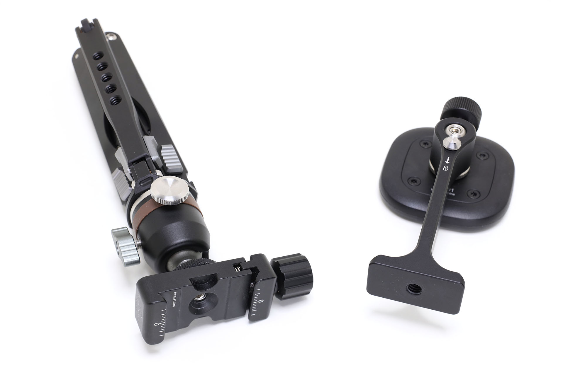 「FANAUE 双眼三脚アダプター」もアルカスイス対応なので、アルカスイス対応化したミニ三脚へと手軽＆容易に着脱できる。