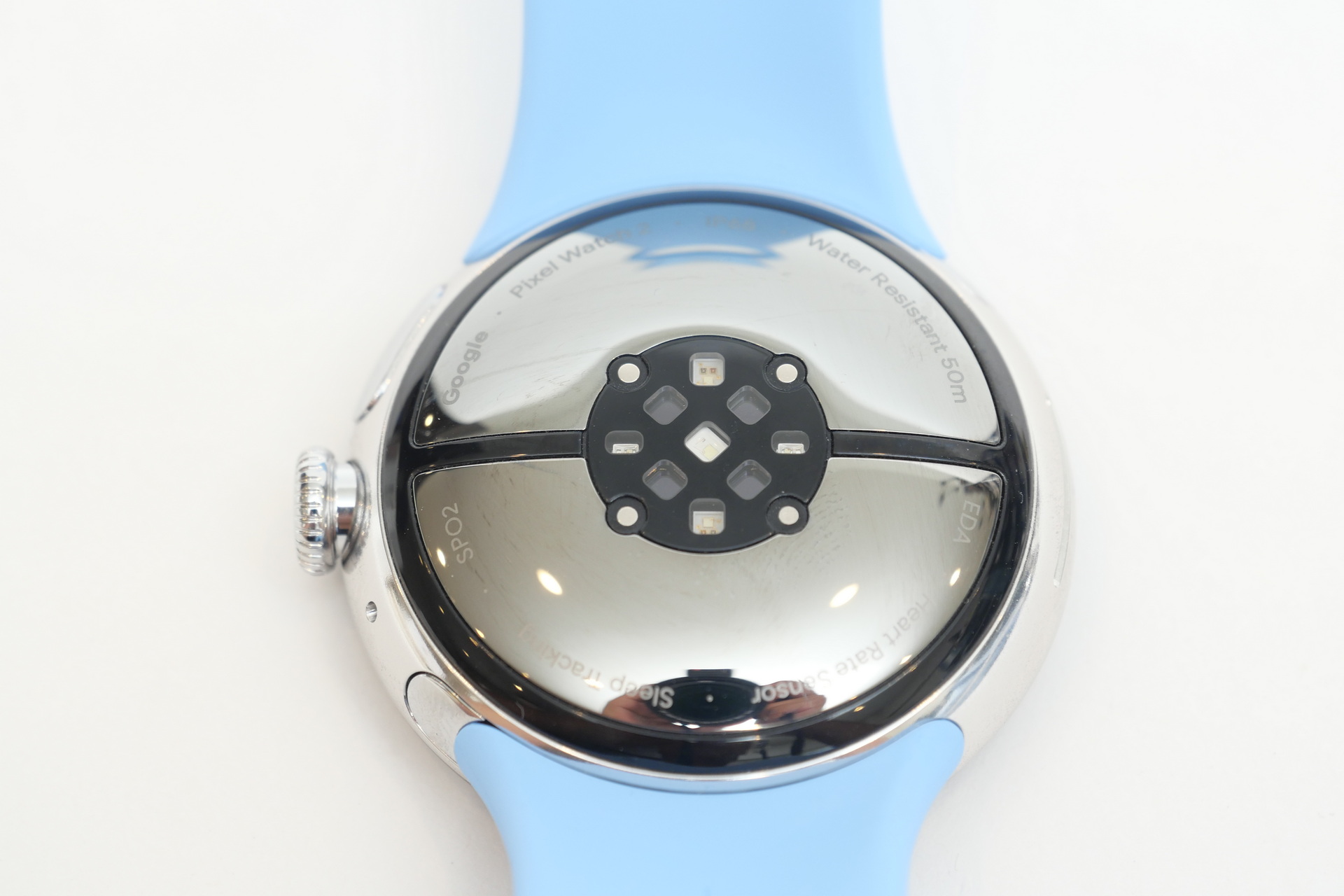 本体の金属素材は、初代とは異なり100%リサイクルアルミニウムを採用