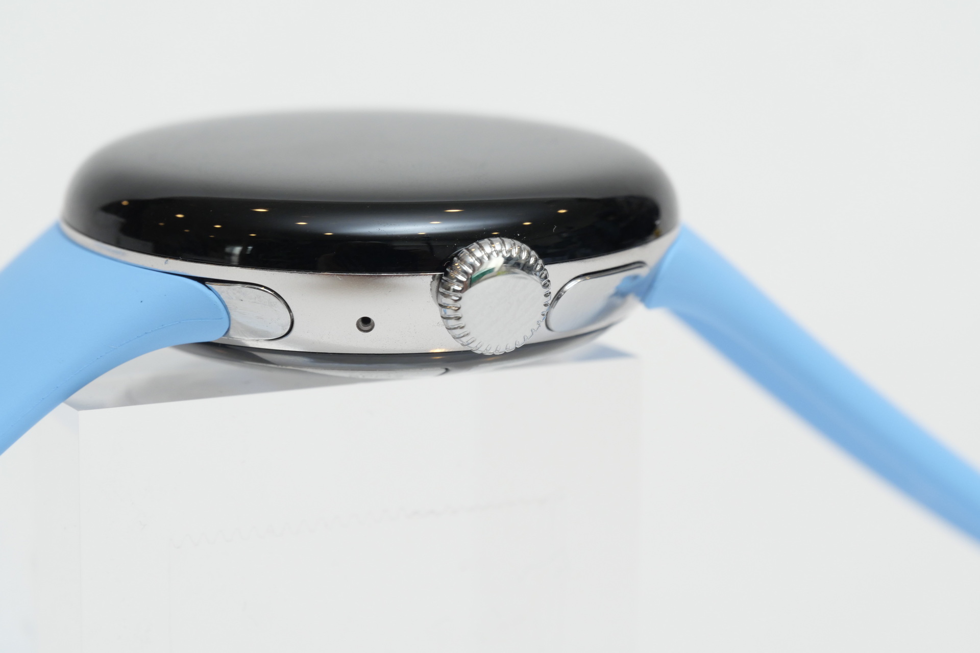 Pixel Watch 2では初代よりもリューズの直径が大きくなり、操作性が向上している