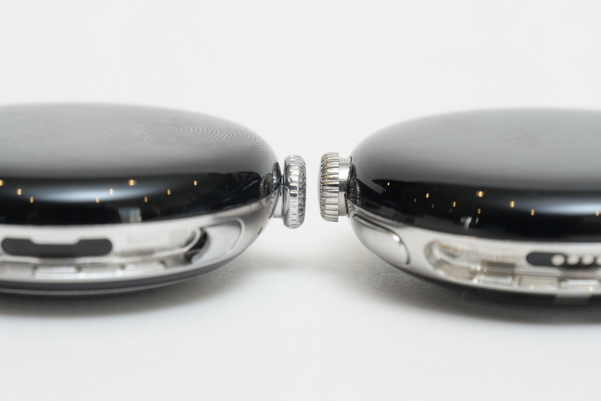 左がPixel Watch 2、右が初代。リューズの直径がわずかに大きくなっていることがわかるだろう