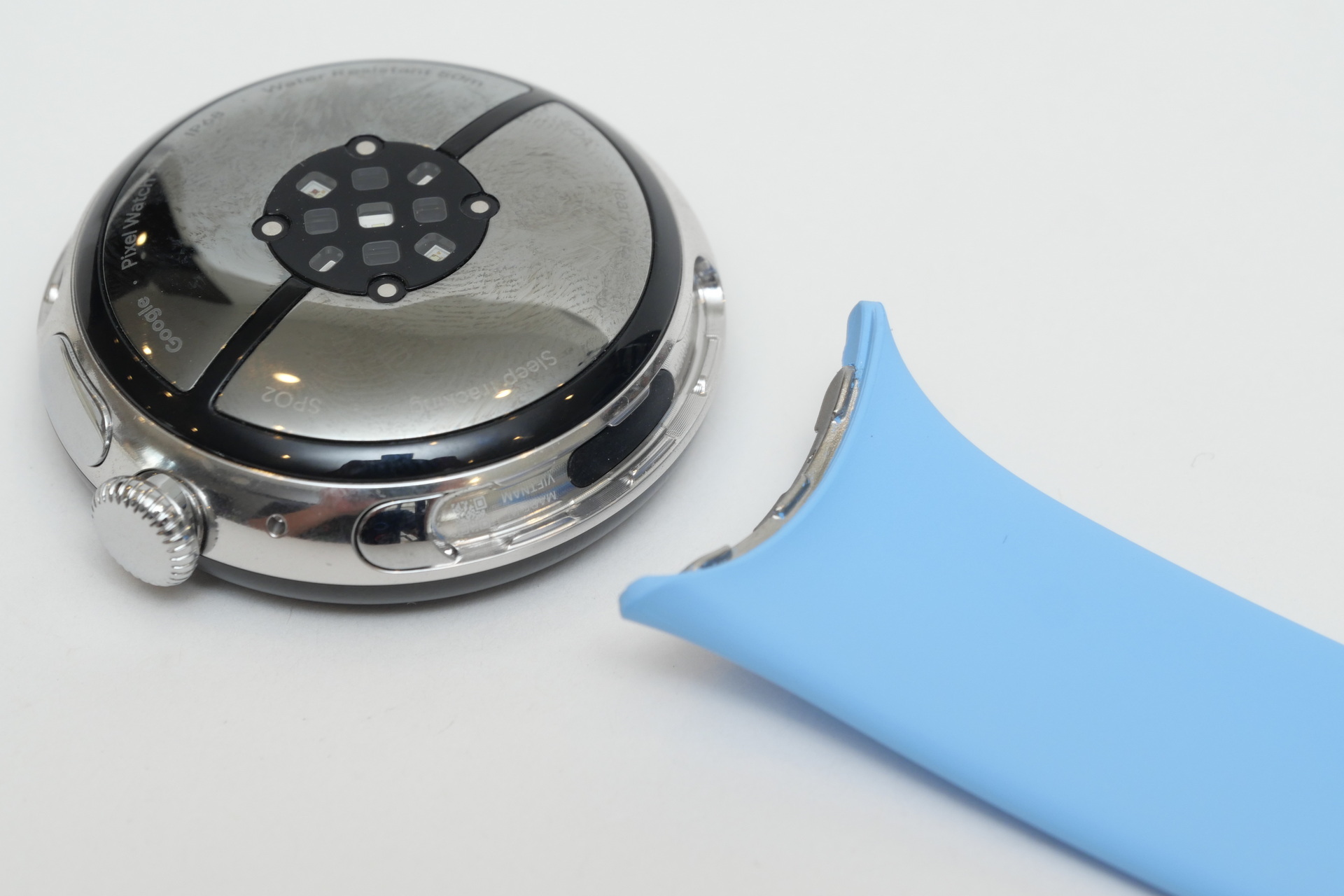 バンドの着脱方法や接続部の仕様も初代と同じ