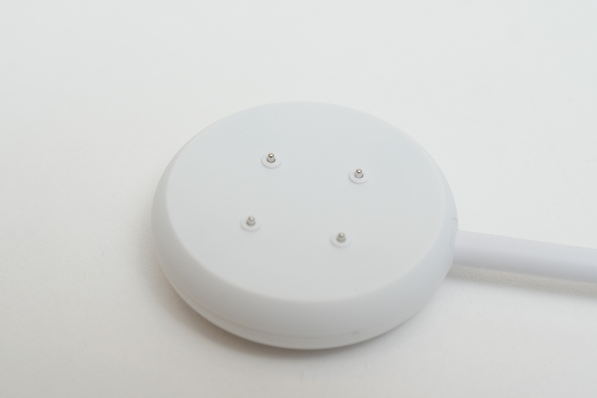 Pixel Watch 2の充電アダプターは接点接続タイプとなり、ワイヤレス充電は行えなくなった