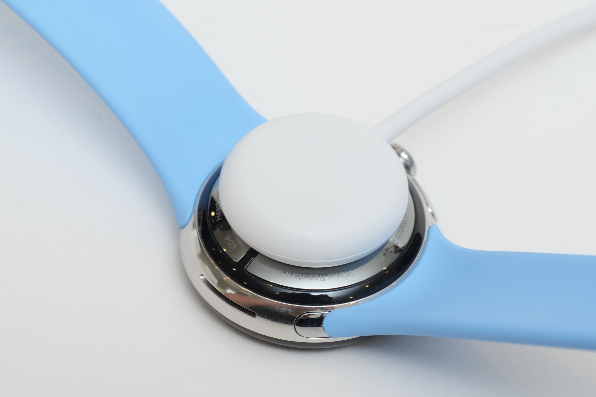 充電アダプターはマグネットでしっかり装着するため、外れて充電できていなかったというトラブルもそうそう発生しなさそうだ