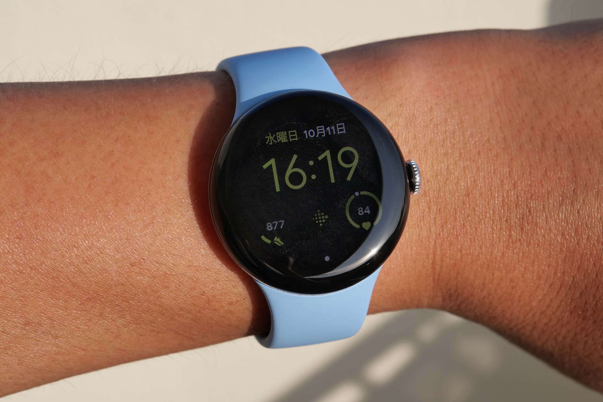 屋外での視認性も初代と同様で、直射日光下でもまずまず見やすい