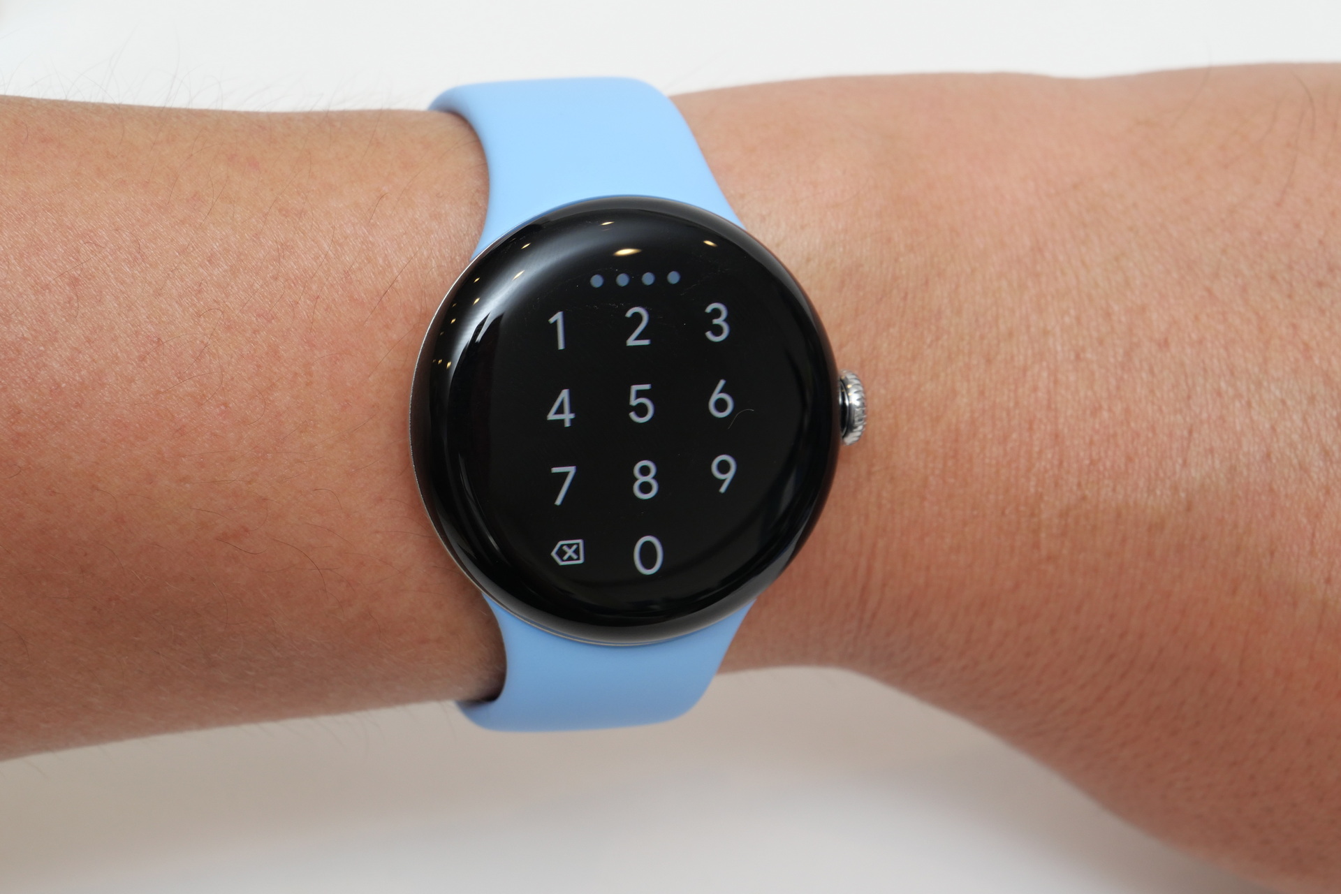 画面サイズはそれほど大きくないため、PIN入力は少々やりづらい