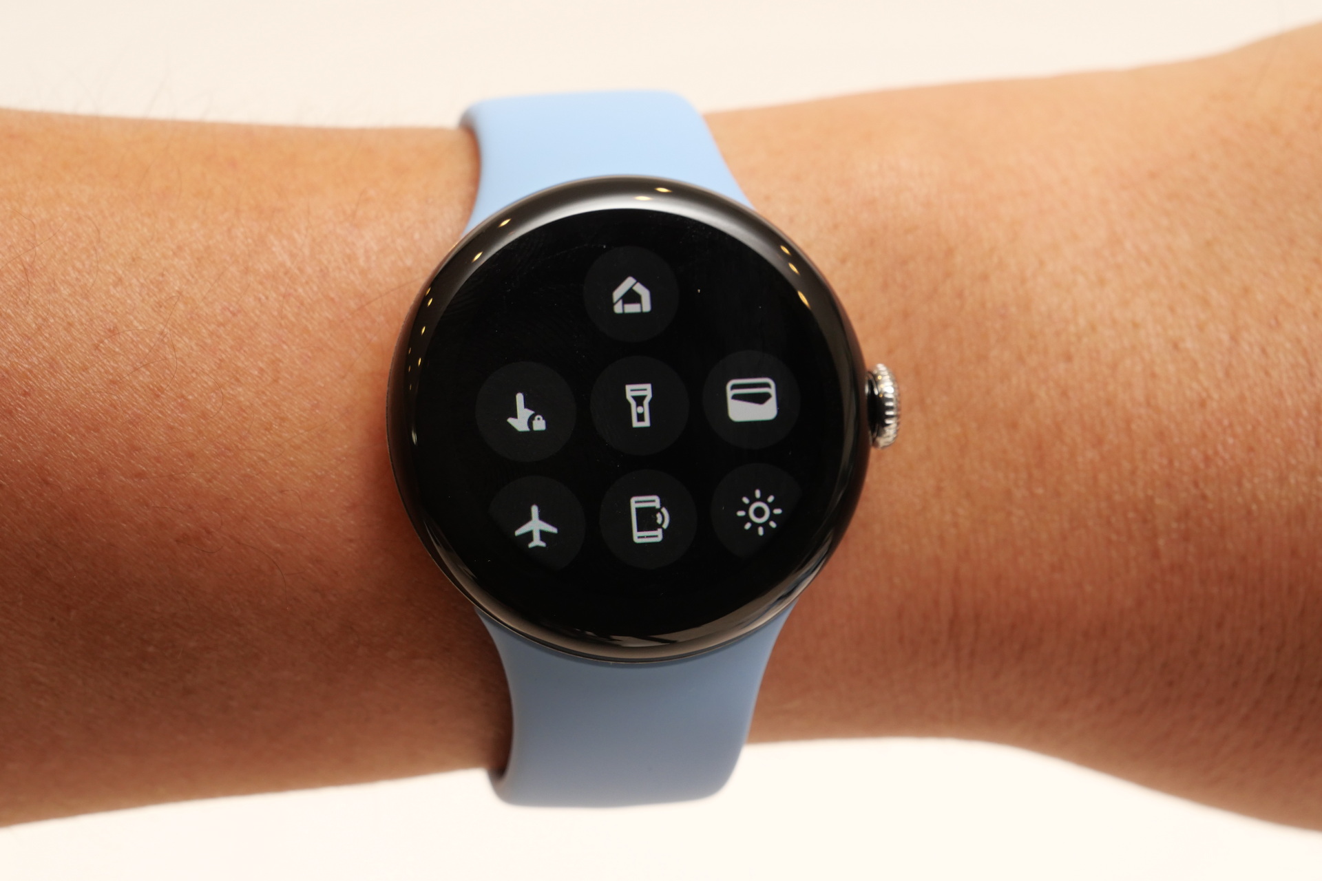 画面の上から下にスワイプするとクイック設定パネルが表示される