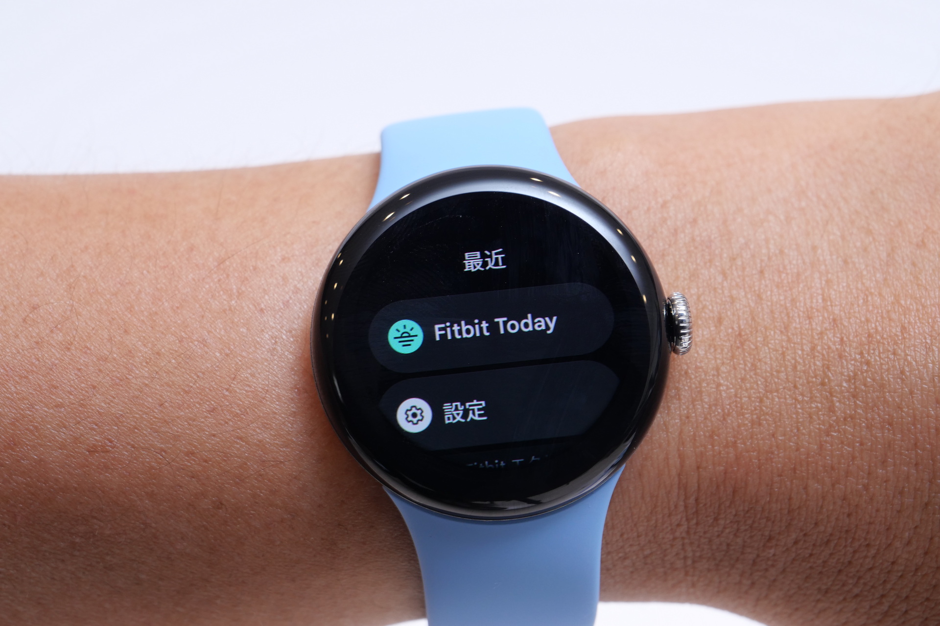リューズ上のボタンを押すとアプリ履歴を表示。このあたりの操作性も初代と同じだ