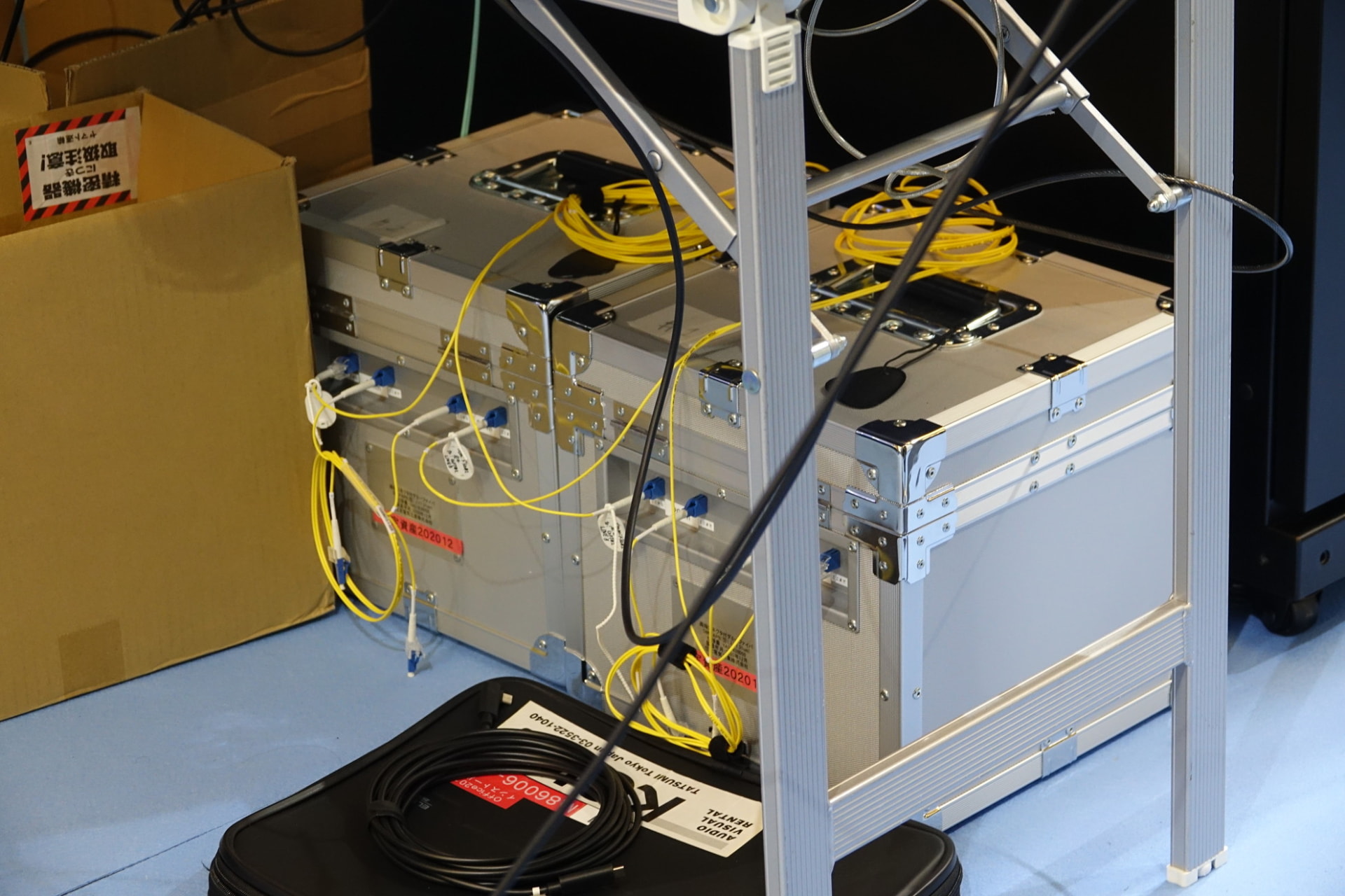 このケースに40kmの光ファイバーケーブルが備えられている