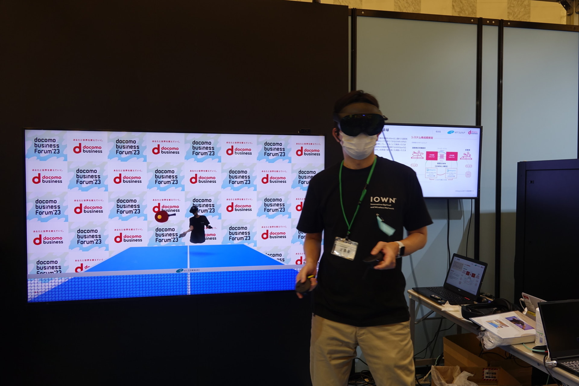 VR卓球を楽しむようす