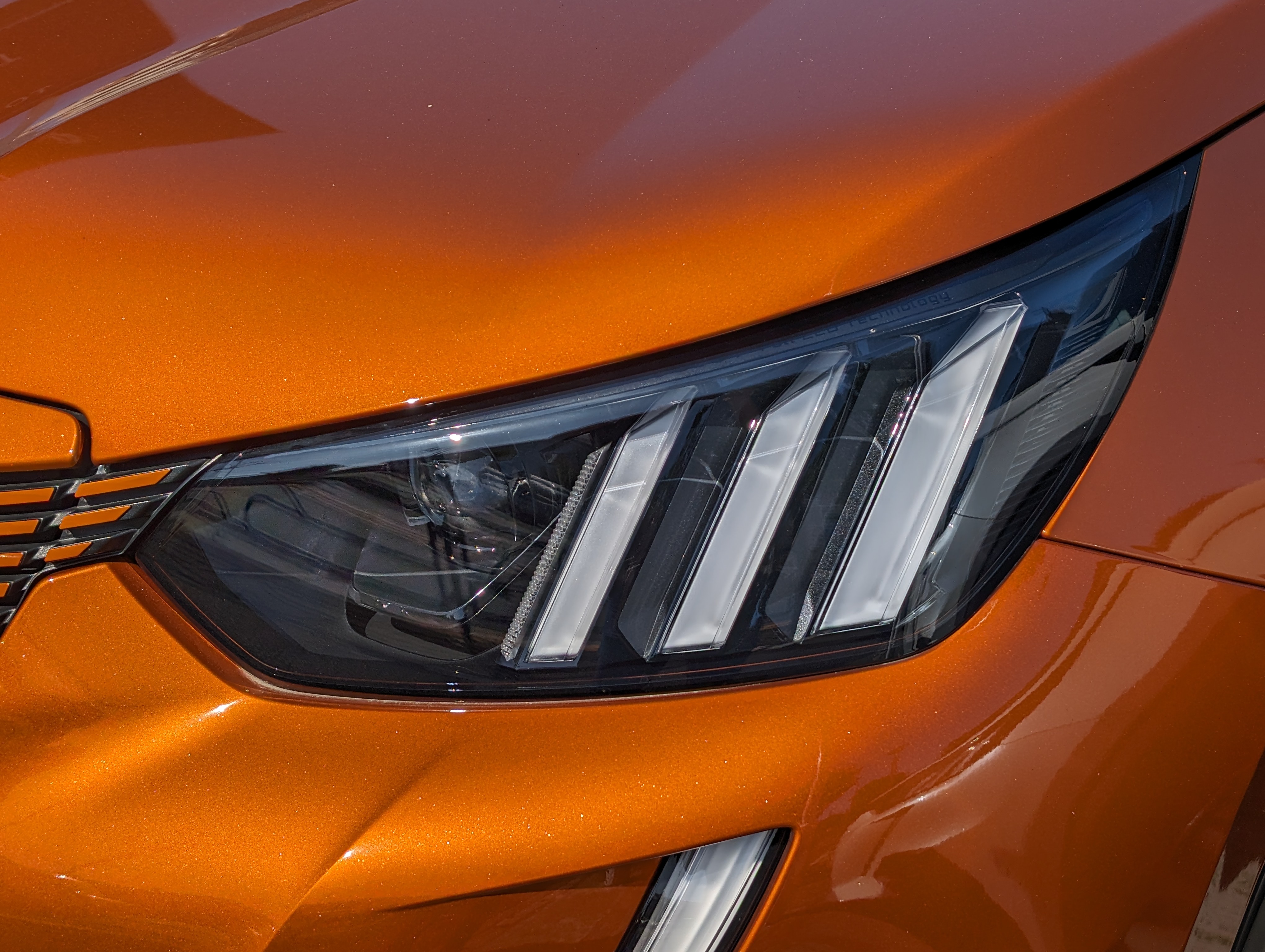 外国車のライト周り。ライトのカッティングと上部の刻印、そしてメタリック塗装の表現がいい感じ。