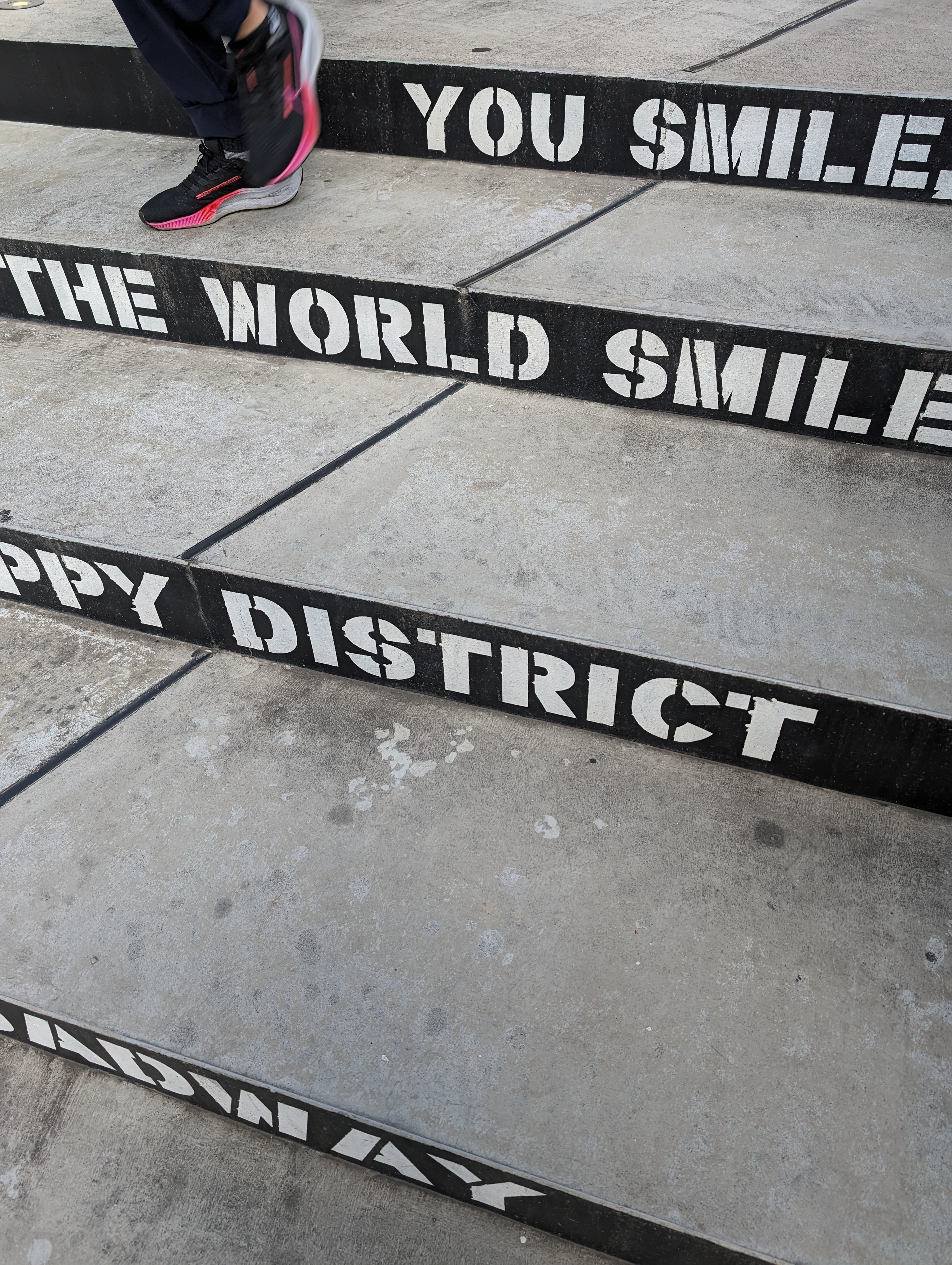 とある階段で向かいから歩いてくる人を発見。電源ボタンのダブルクリックでカメラを瞬時に立ち上げて、思っていたシーンを撮影できた。「Pixel」を気に入っている特徴の一つだ。