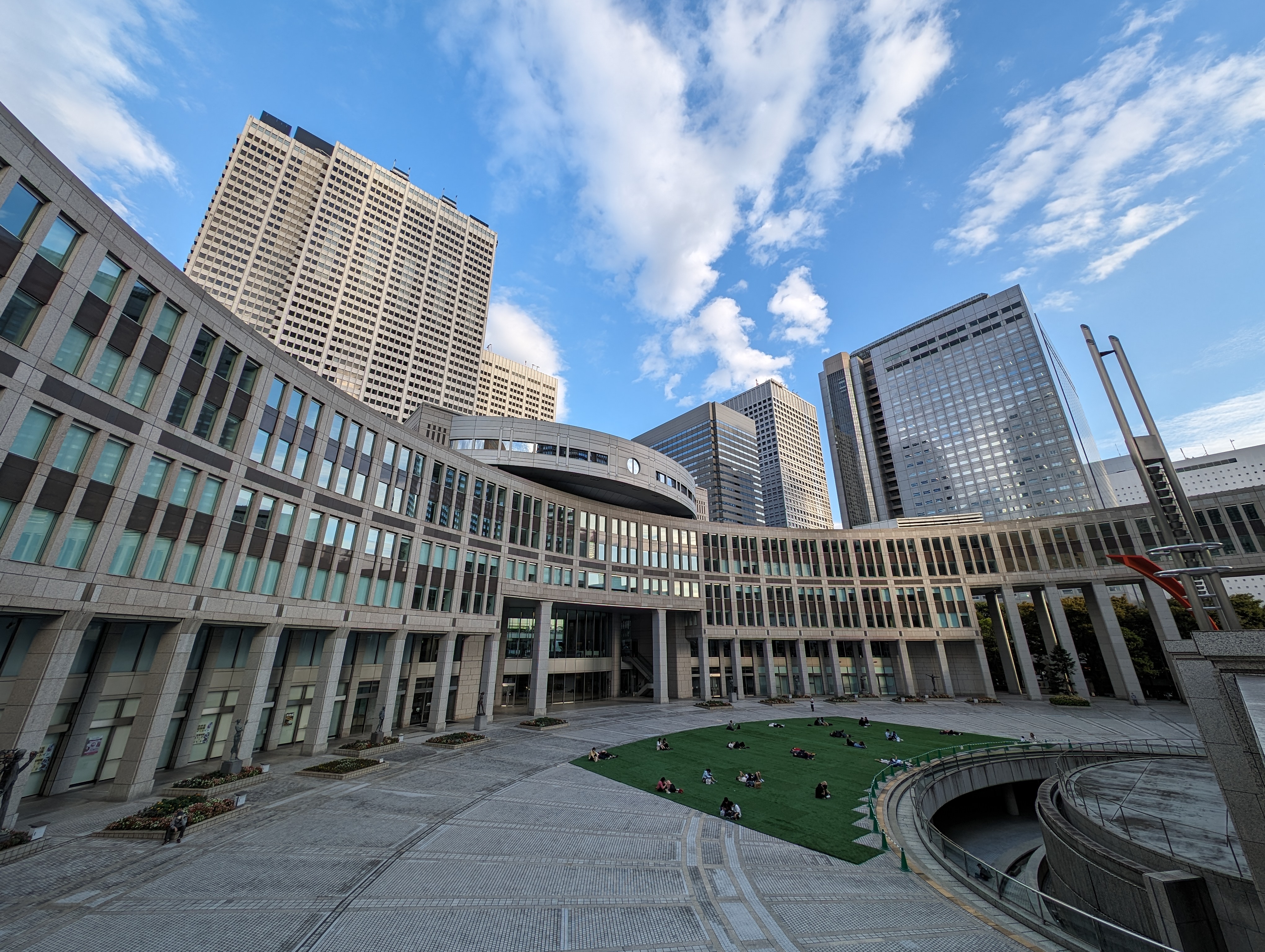 （超広角カメラ）都庁前広場のカットだが、広大な画角はそのほぼ全てをフレームに収めることができる。描写はまずまずで何よりも自然な色再現性がいい。