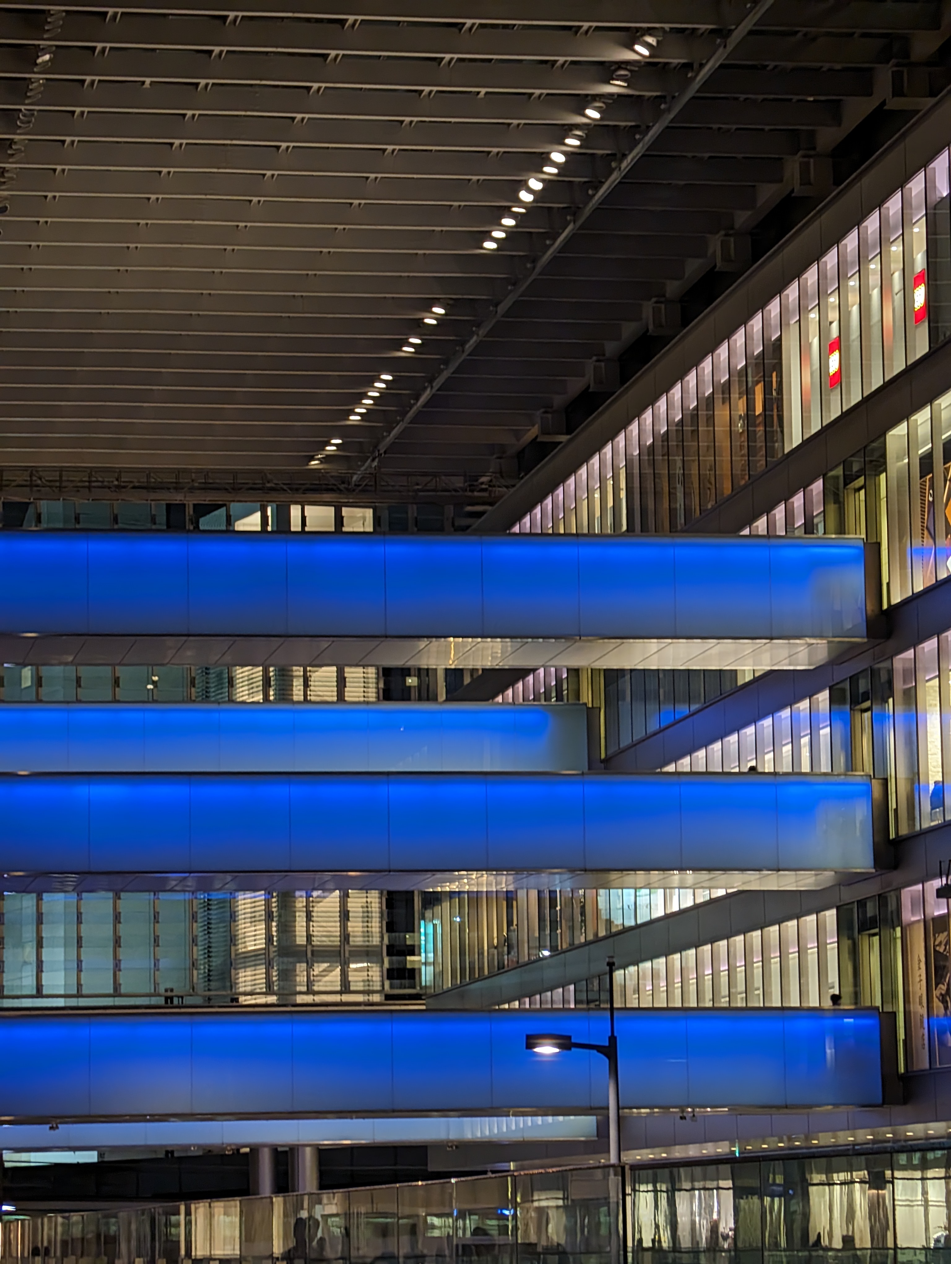 ショッピングセンターの夜景を撮った。精細感も色合いもよく、ノイズ感もほどほどで好感の持てる絵作りだ。