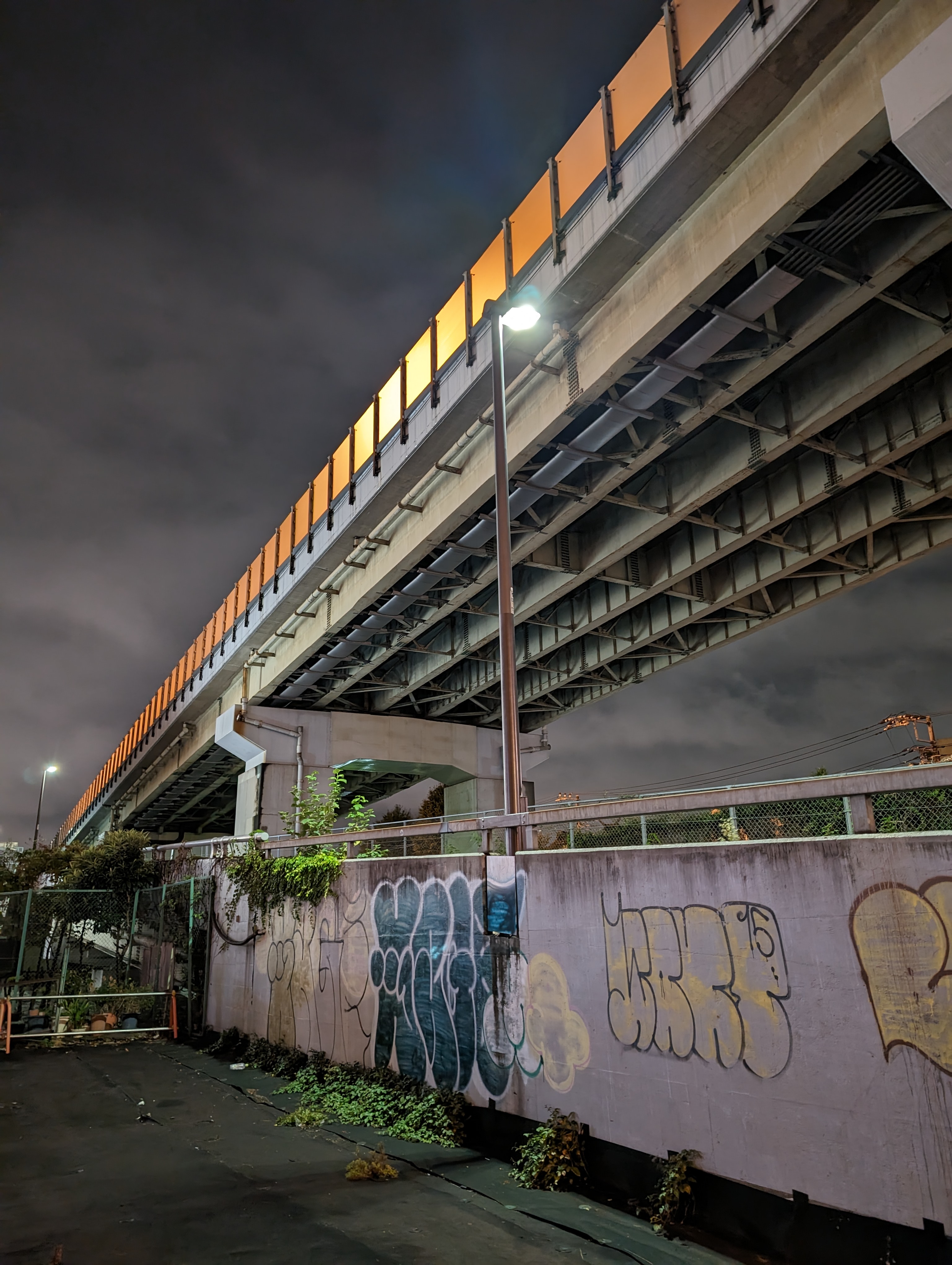 高架下でのカット。光源部分に少しフレアが出ているが、「Pixel」らしいスッキリとしたナイトシーンを撮影できた。夜の街歩きが楽しくなる端末だと思う。