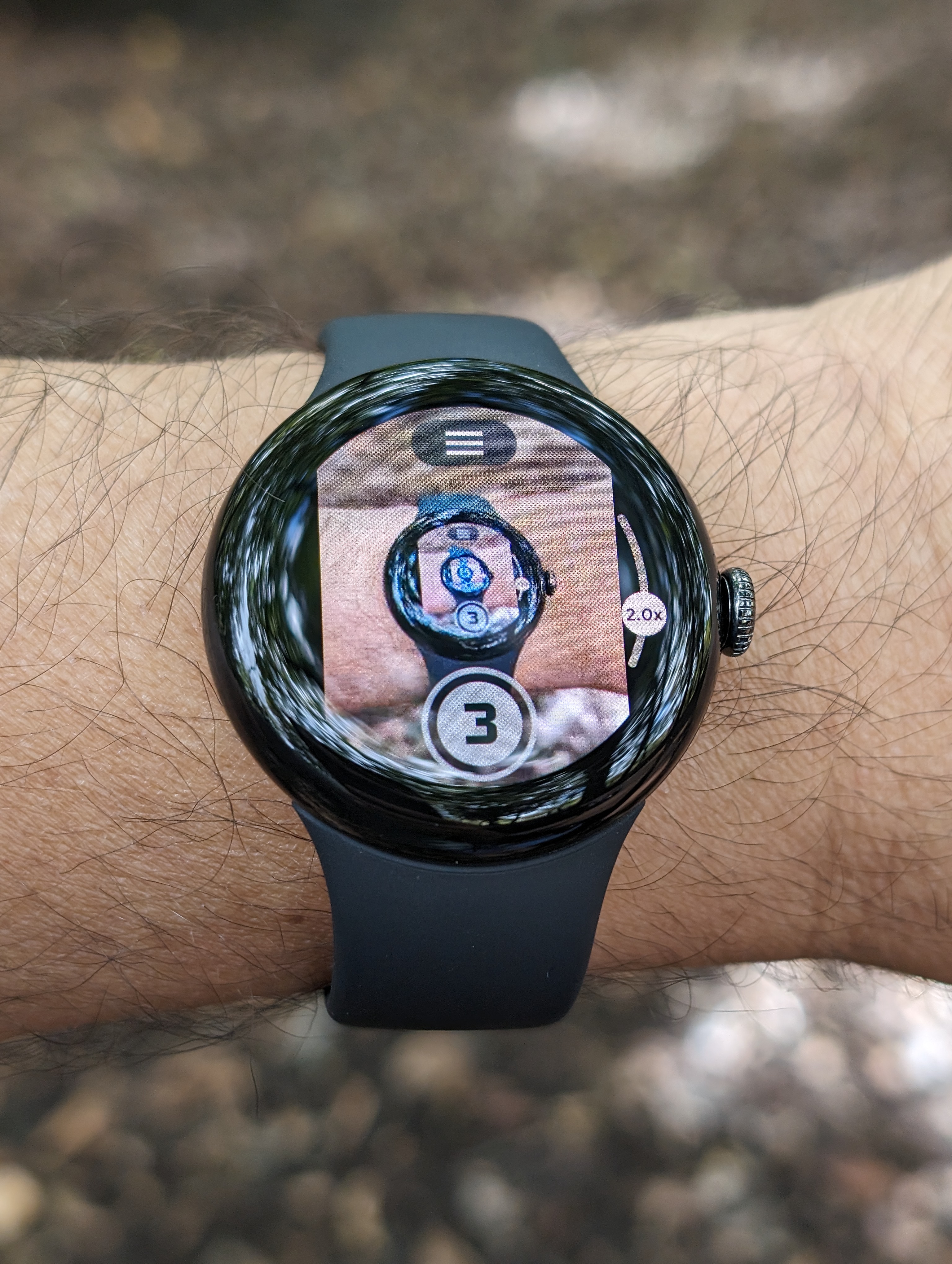 「Pixel 8 Pro」を操作している「Pixel Watch 2」を「Pixel 8 Pro」で撮影。