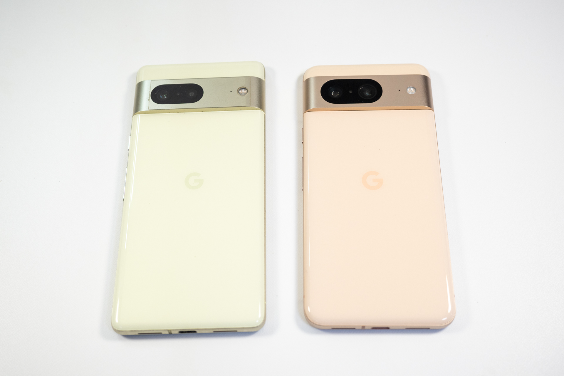 Pixel 7（左）とよりPixel 8のほうが高さで約5mmコンパクトに（右）