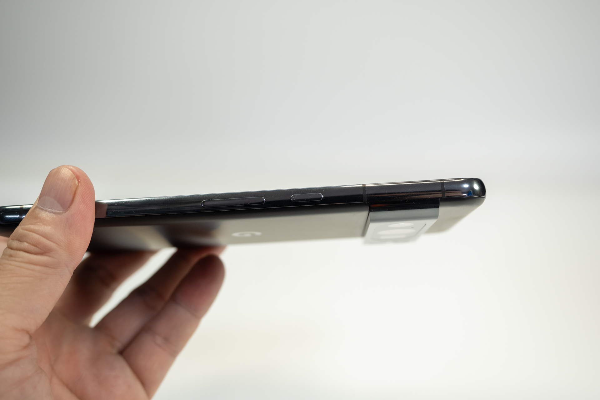 Pixel 8 Proの右側面